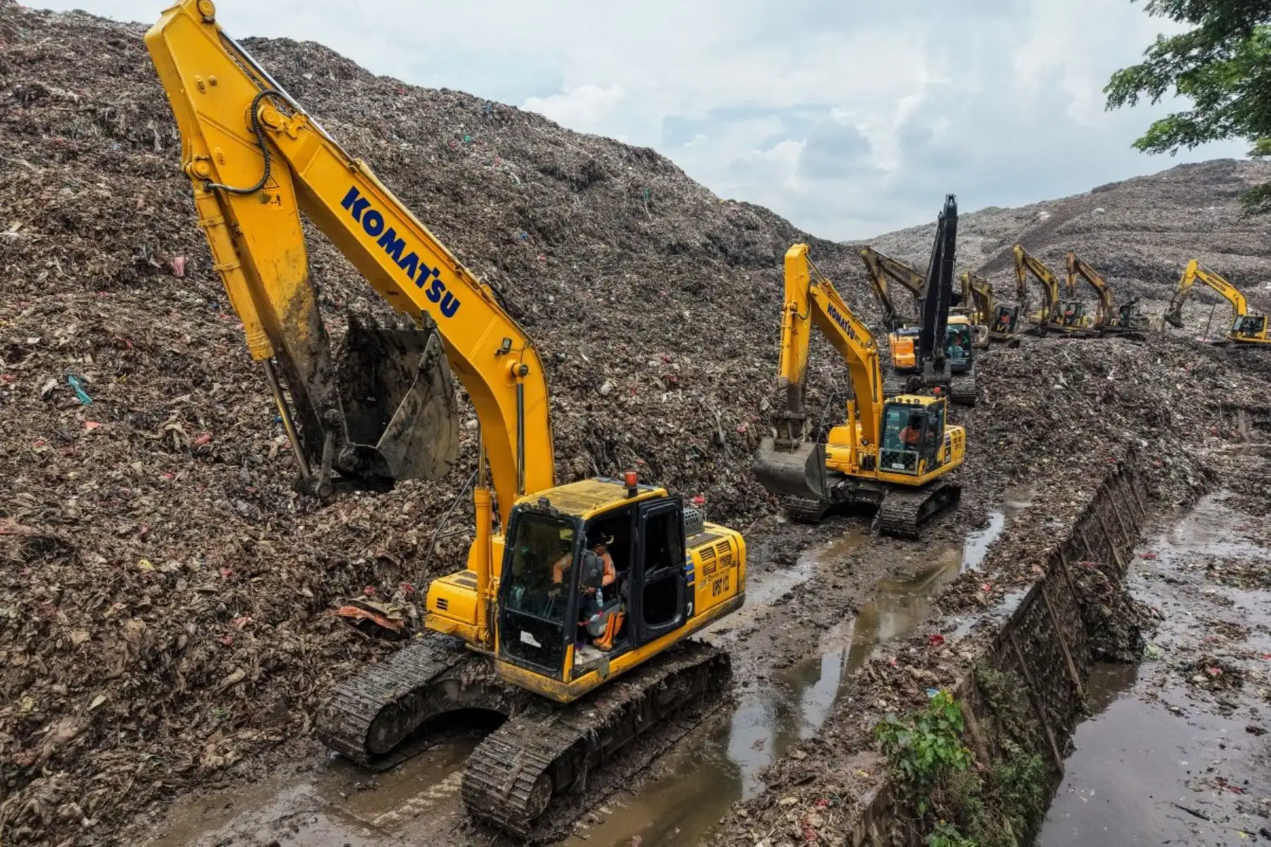 Un equipo de rescate utilizó maquinaria pesada para buscar a personas desaparecidas tras el deslizamiento en el vertedero de Bantargebang, en Bekasi, Java Occidental. Foto: AFP