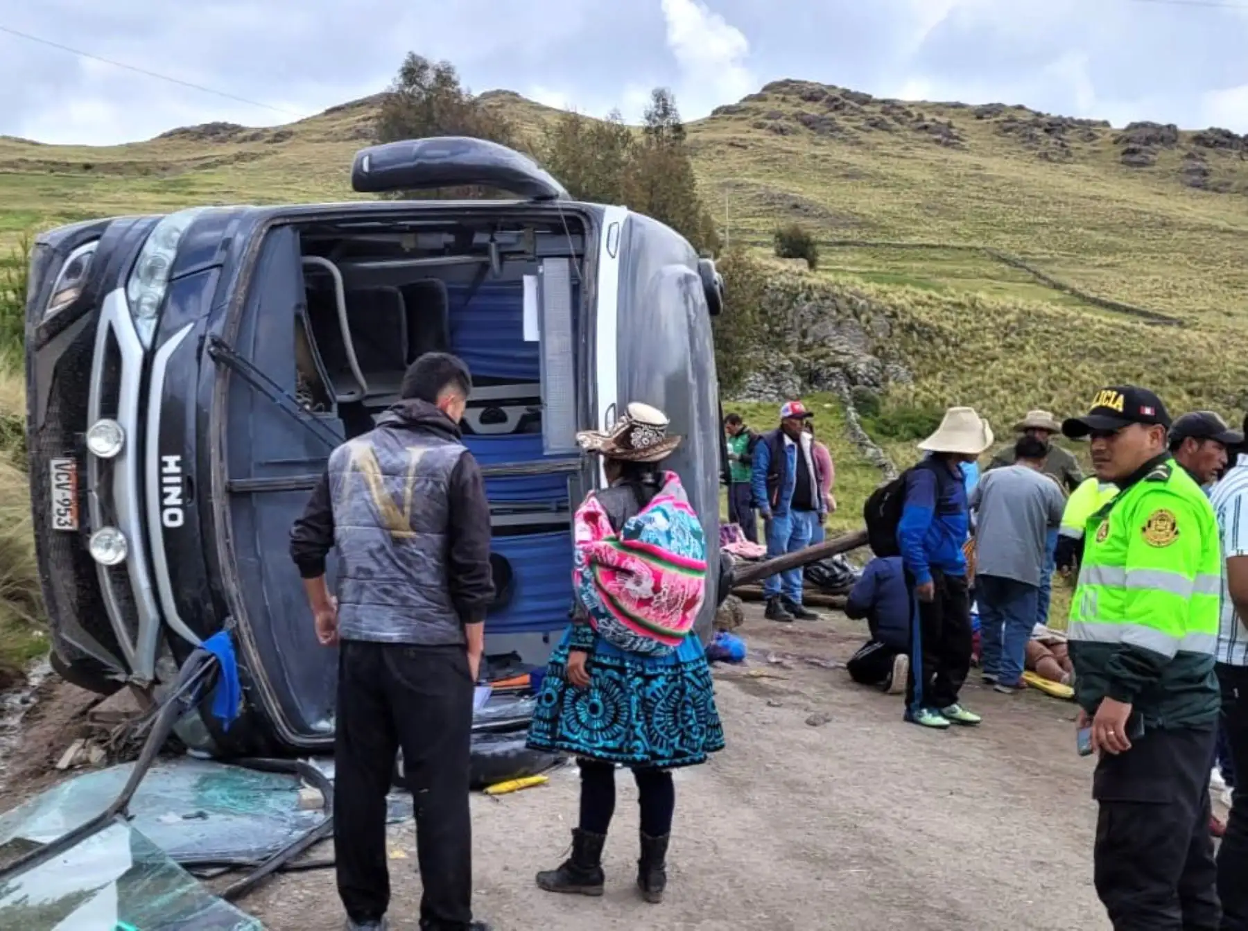 Una adulta mayor murió y cerca de 40 personas resultaron con múltiples heridas, de gravedad y leves, tras el despiste y vuelco de un ómnibus de transporte interprovincial en el distrito de Livitaca, ubicado en la provincia de Chumbivilcas, región Cusco, ANDINA/Difusión