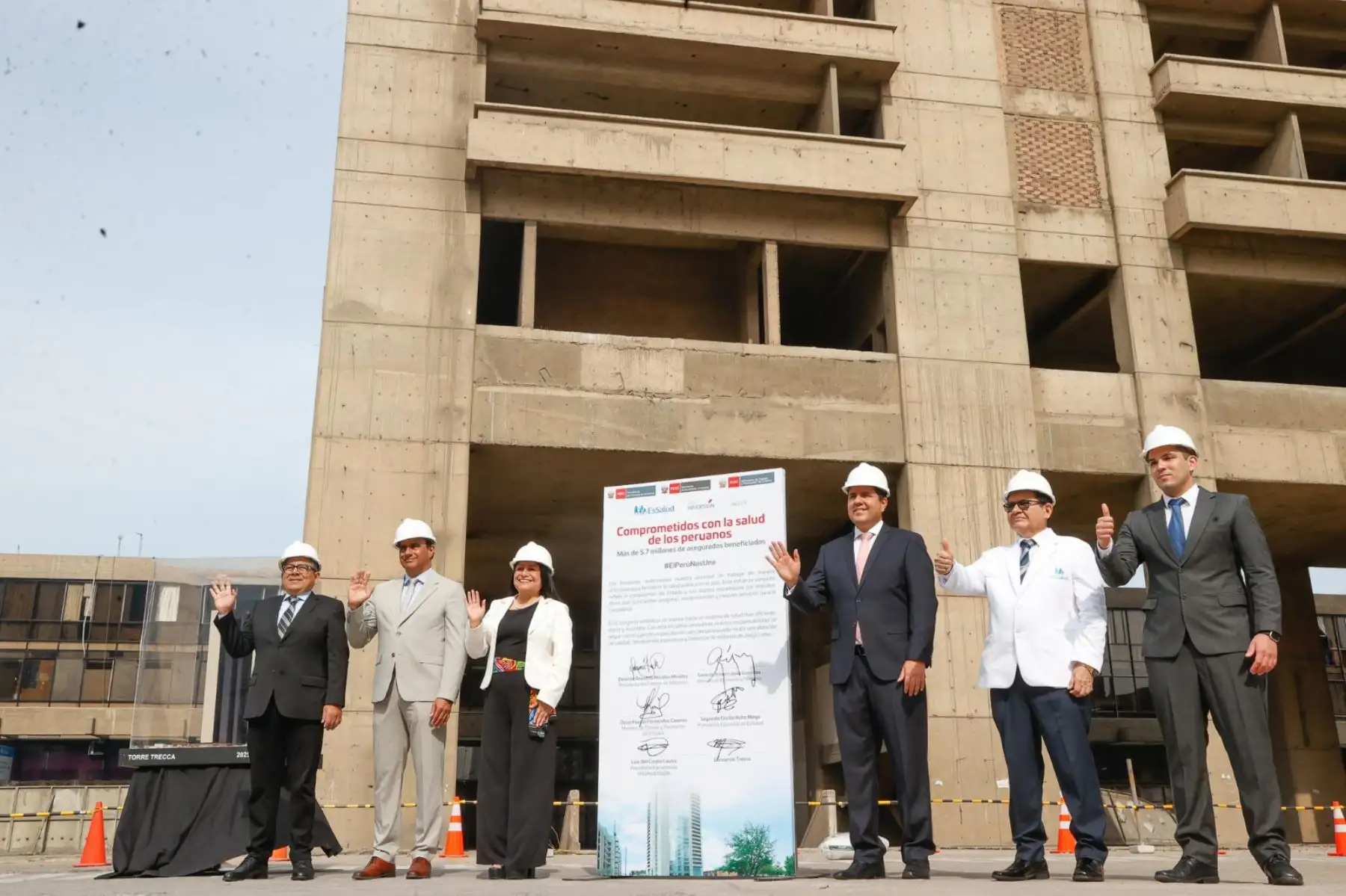 La jefa del gabinete, Denisse Miralles, participa en la ceremonia de entrega de la adenda para el reforzamiento de la infraestructura, equipamiento y modernización de los servicios de salud en la Torre Trecca de EsSalud, ubicada en Jesús María. Foto: ANDINA/ Vidal Tarqui