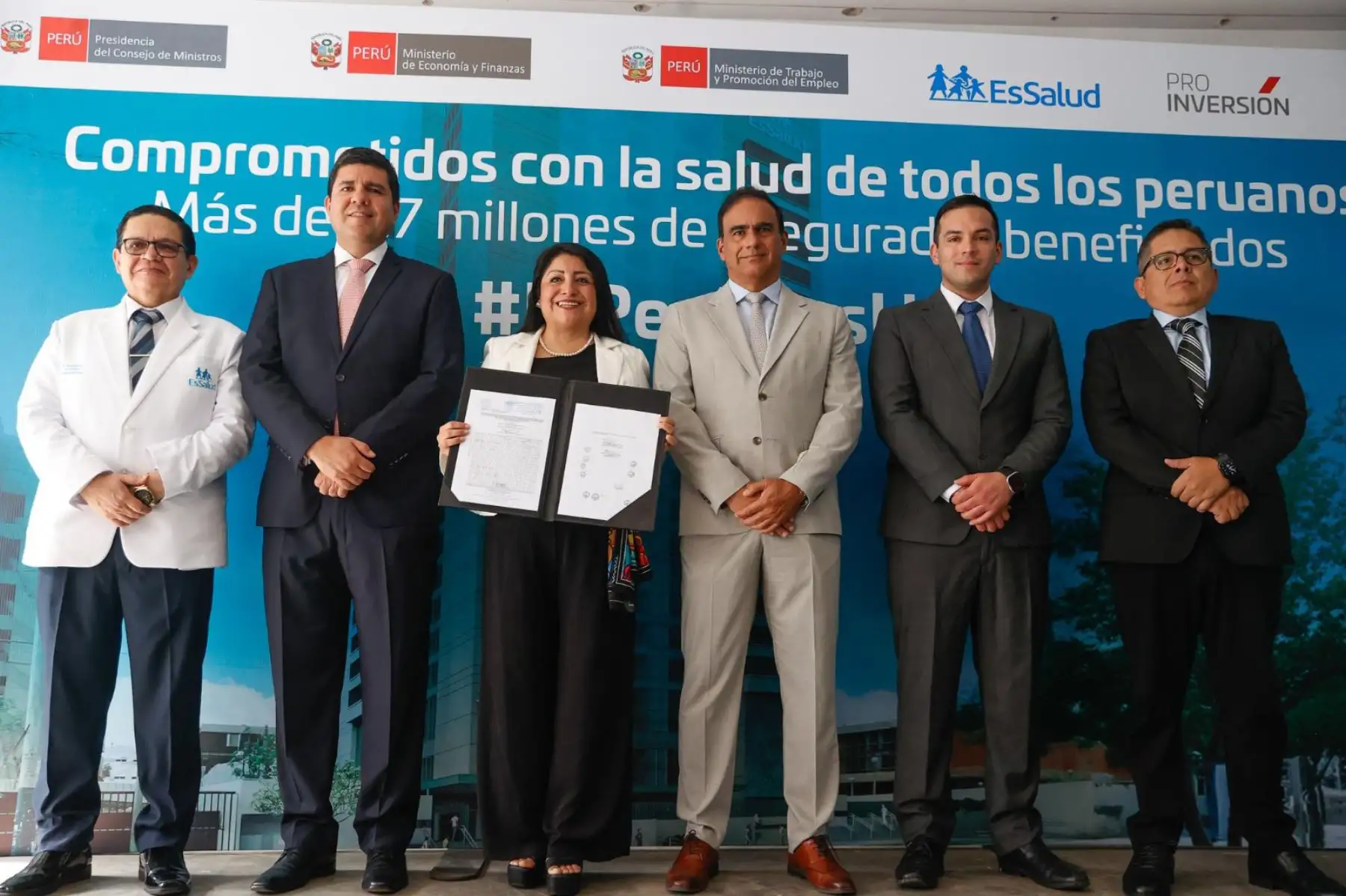 La jefa del gabinete, Denisse Miralles, participa en la ceremonia de entrega de la adenda para el reforzamiento de la infraestructura, equipamiento y modernización de los servicios de salud en la Torre Trecca de EsSalud, ubicada en Jesús María. Foto: ANDINA/ Vidal Tarqui