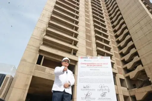 Ceremonia de entrega de la adenda para el reforzamiento de la infraestructura y equipamiento de la Torre Trecca de EsSalud, ubicada en Jesús María, con la participación de la jefa del gabinete, Denisse Miralles. Foto: ANDINA/ Vidal Tarqui