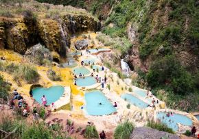Las imponentes Cascadas de Ruqruqa, ubicadas en el distrito de Chuschi, provincia ayacuchana de Cangallo, se preparan para recibir a miles de turistas durante las celebraciones de Semana Santa 2026 en Ayacucho. ANDINA/Difusión