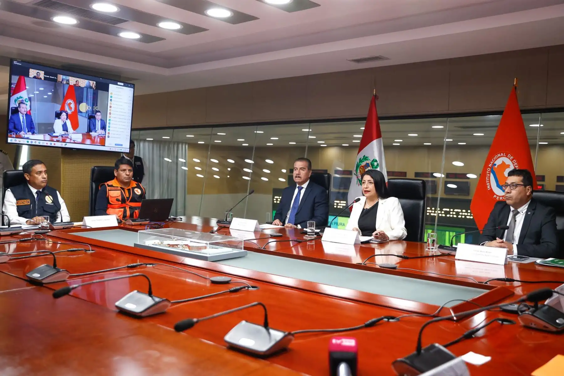 La presidenta del Consejo de Ministros, Denisse Miralles, recibe el reporte sobre la situación de las lluvias que se registran en distintas zonas del país. Foto: ANDINA/Vidal Tarqui