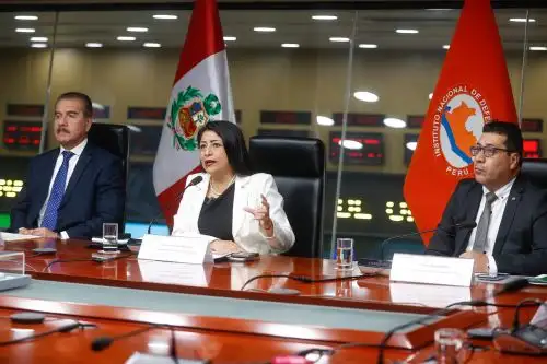 La presidenta del Consejo de Ministros, Denisse Miralles, recibe el reporte sobre la situación de las lluvias que se registran en distintas zonas del país. Foto: ANDINA/Vidal Tarqui