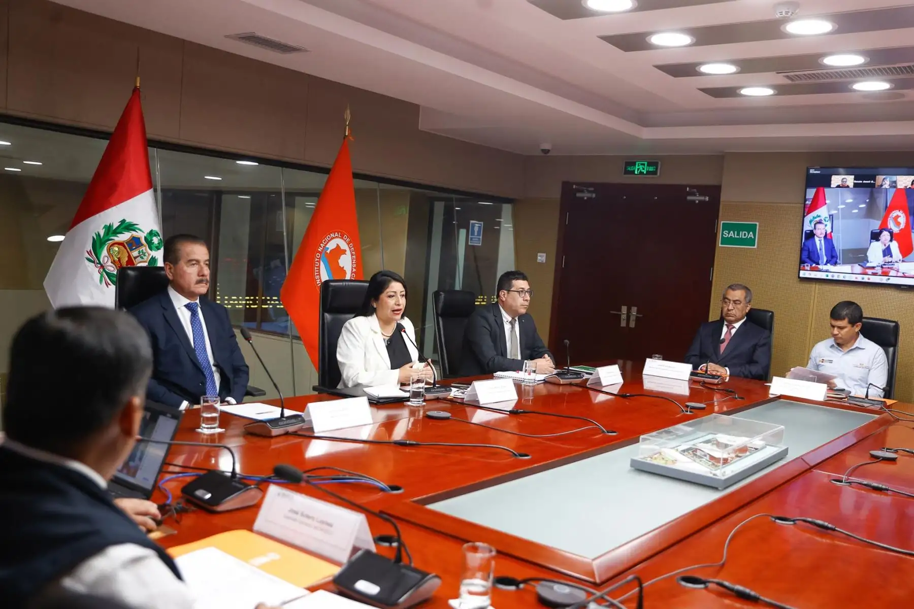 La presidenta del Consejo de Ministros, Denisse Miralles, recibe el reporte sobre la situación de las lluvias que se registran en distintas zonas del país. Foto: ANDINA/Vidal Tarqui