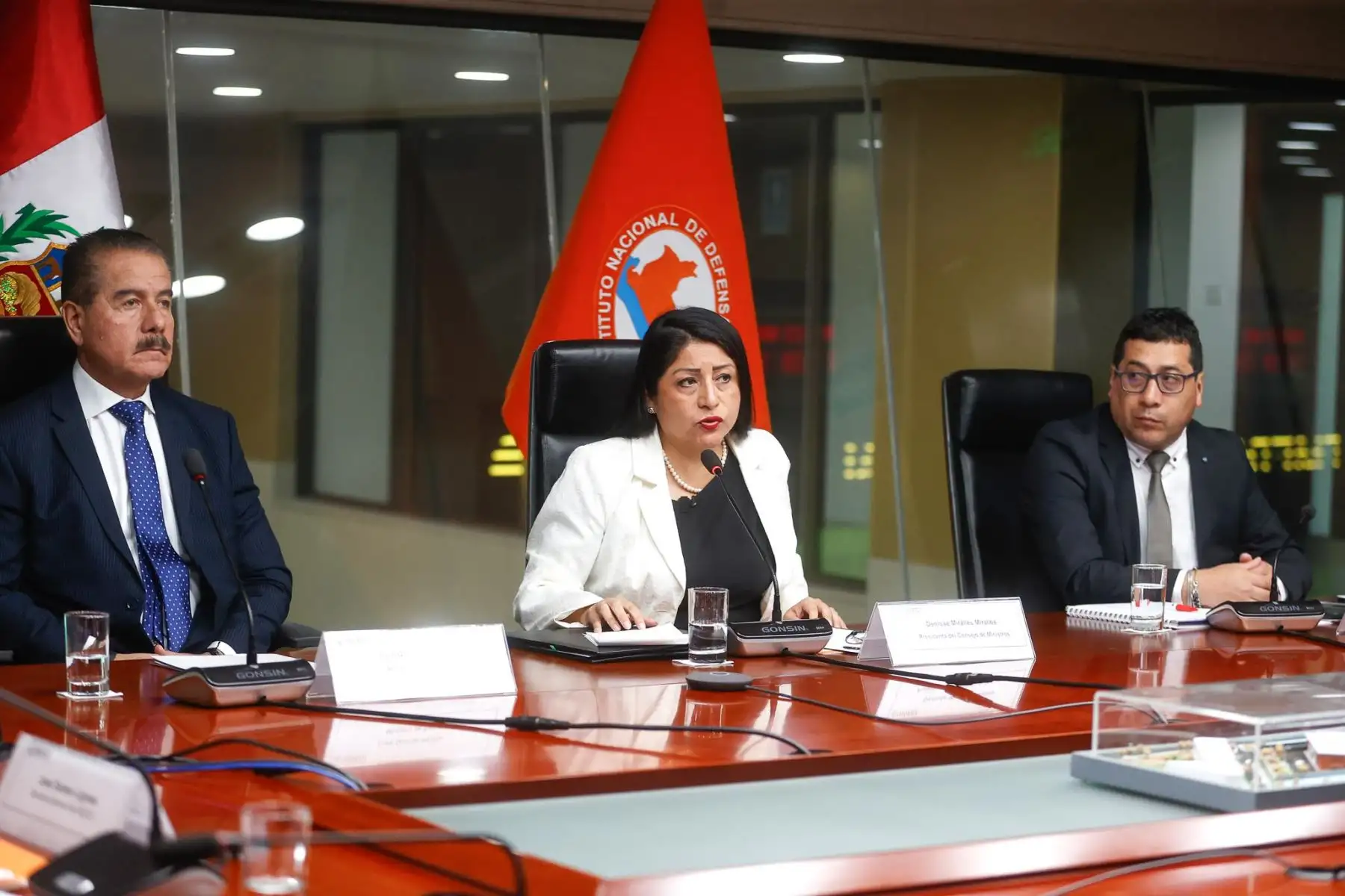 La presidenta del Consejo de Ministros, Denisse Miralles, recibe el reporte sobre la situación de las lluvias que se registran en distintas zonas del país. Foto: ANDINA/Vidal Tarqui