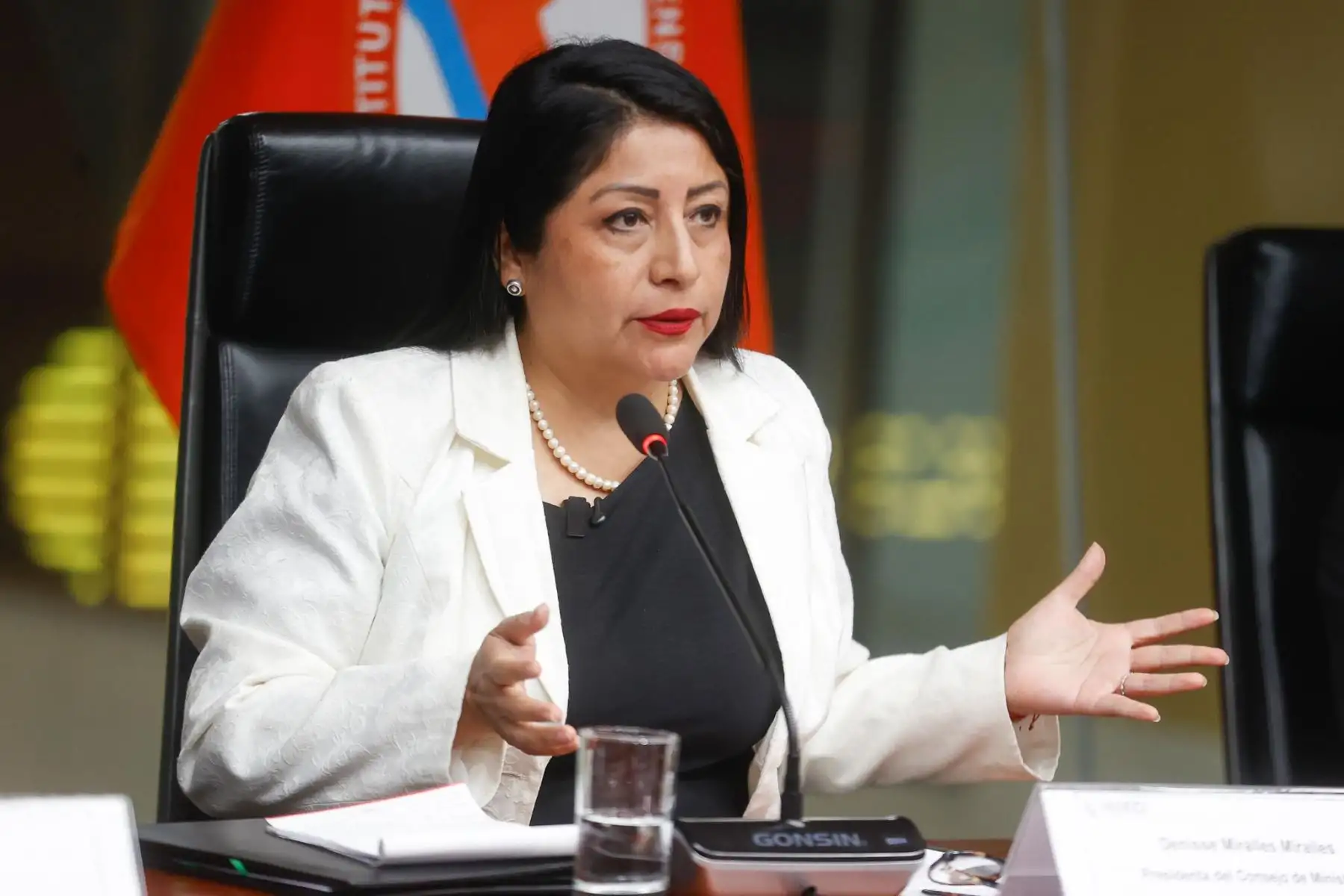 La presidenta del Consejo de Ministros, Denisse Miralles, recibe el reporte sobre la situación de las lluvias que se registran en distintas zonas del país. Foto: ANDINA/Vidal Tarqui