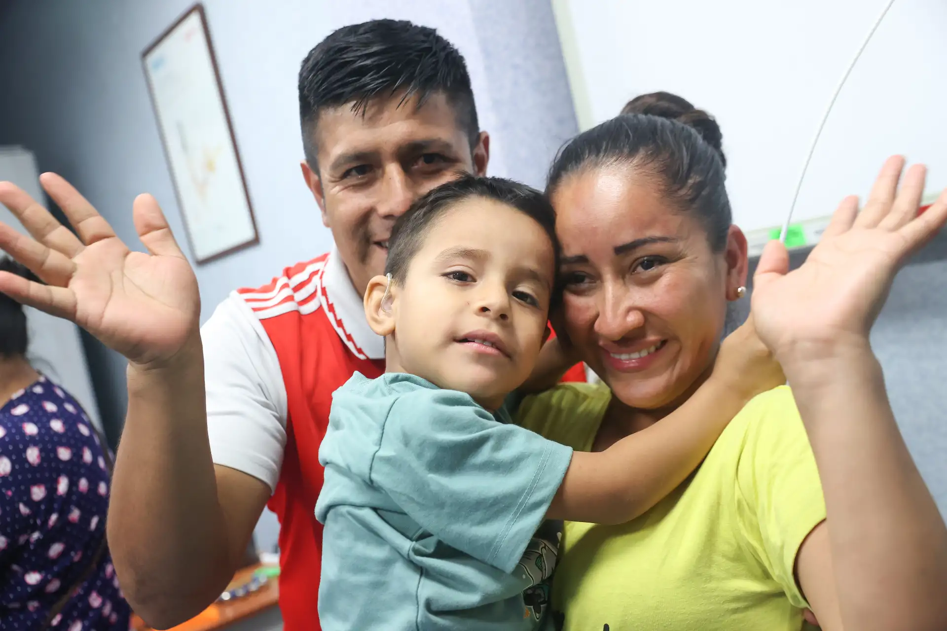 Los padres de Ángel, Tania Vasquez y Miguel Reyes, llegaron desde Chiclayo y están felices y agradecidos con esta oportunidad que los especialistas del INSN San Borja le ofrecen a su hijo.  Foto: ANDINA/Melina Mejía