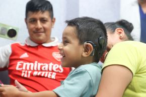 El pequeño Ángel de 4 años nació con sordera congénita y gracias un largo proceso médico en el Instituto Nacional de Salud del Niño de San Borja hoy escucho por primera vez tras la activación de su implante coclear.  Foto: ANDINA/Melina Mejía