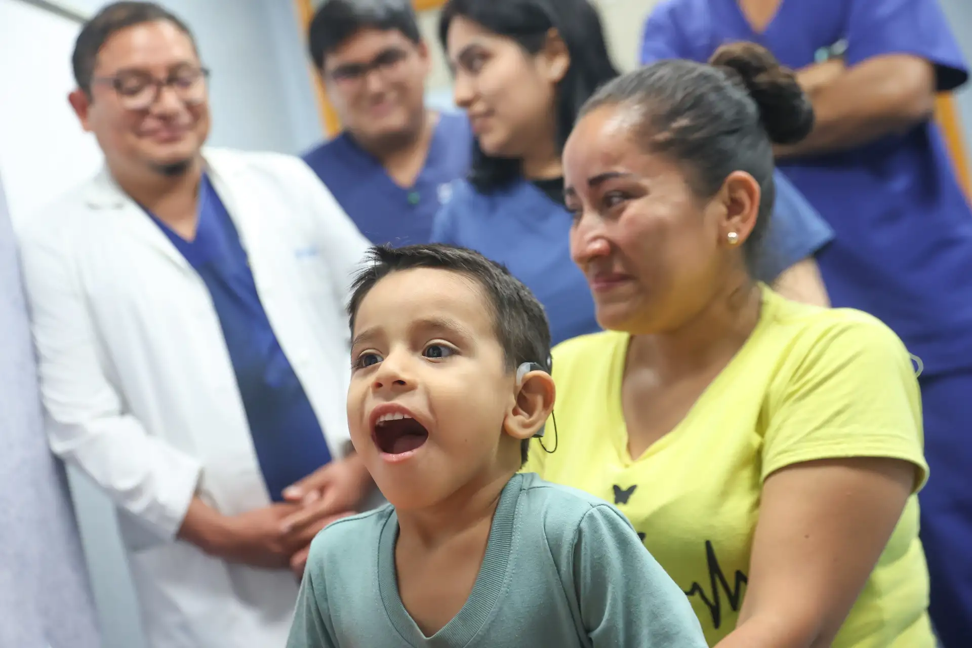 El pequeño Ángel de 4 años reacciona al escuchar por primera  vez gracias al implante coclear colocado tras un largo proceso médico y terapéutico  en el Instituto Nacional de Salud del Niño San Borja.  Foto: ANDINA/Melina Mejía