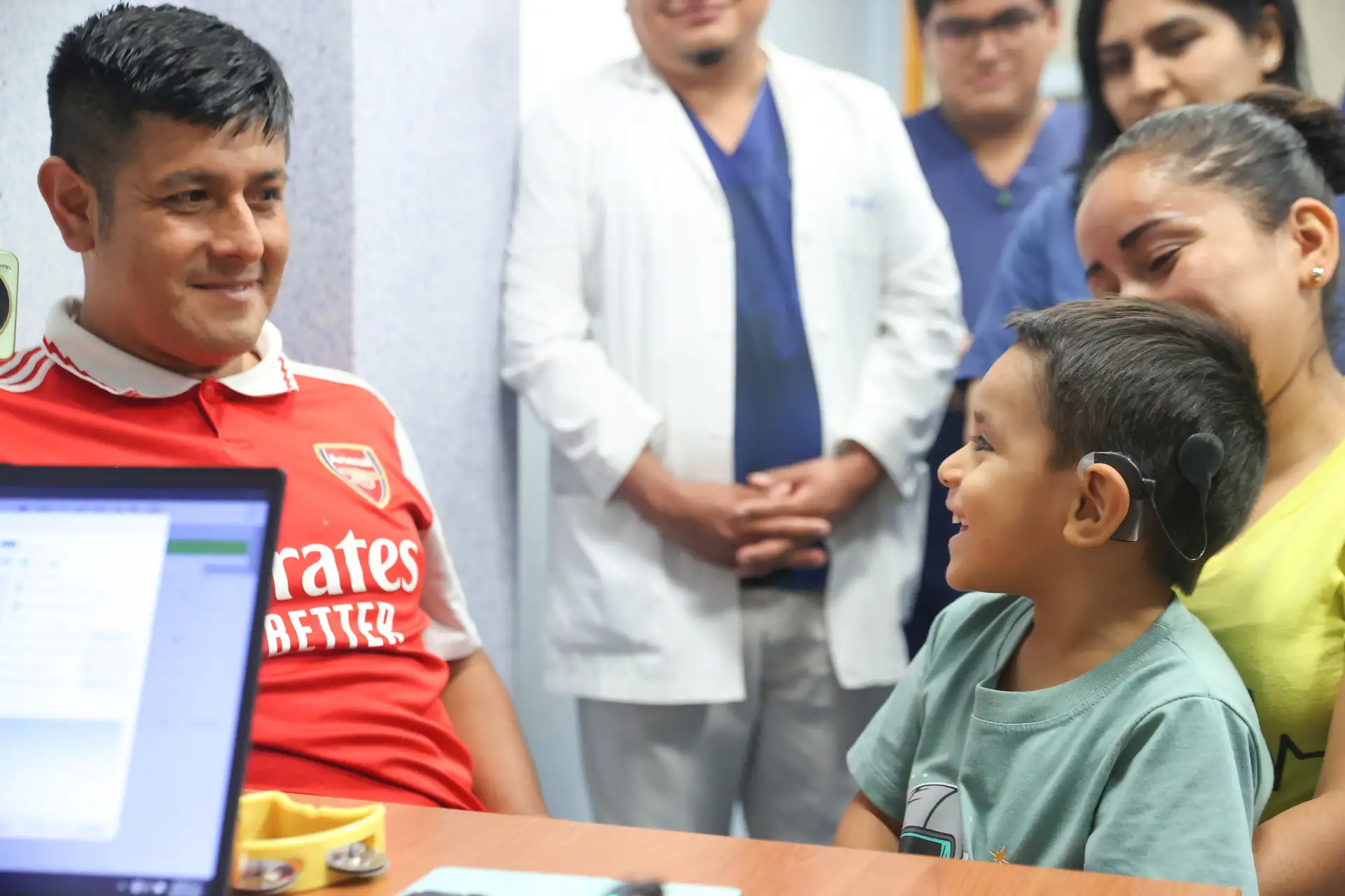 Antes de la intervención quirúrgica, Ángel y Miguel recibieron terapia auditiva y del lenguaje en preparación para el uso de estos dispositivos y fortalecer habilidades fundamentales para su desarrollo, como la comunicación y la comprensión del lenguaje.  Foto: ANDINA/Melina Mejía