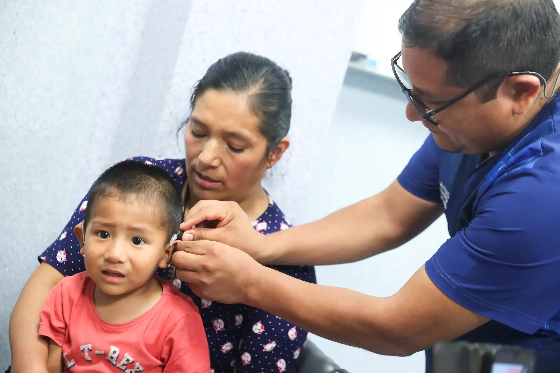 Las cirugías fueron realizadas por un equipo multidisciplinario especializado, liderado por el Dr. Francis Martínez Samaniego, cirujano de oído e implante coclear certificado por las
cuatro marcas de implantes cocleares a nivel mundial.  Foto: ANDINA/Melina Mejía