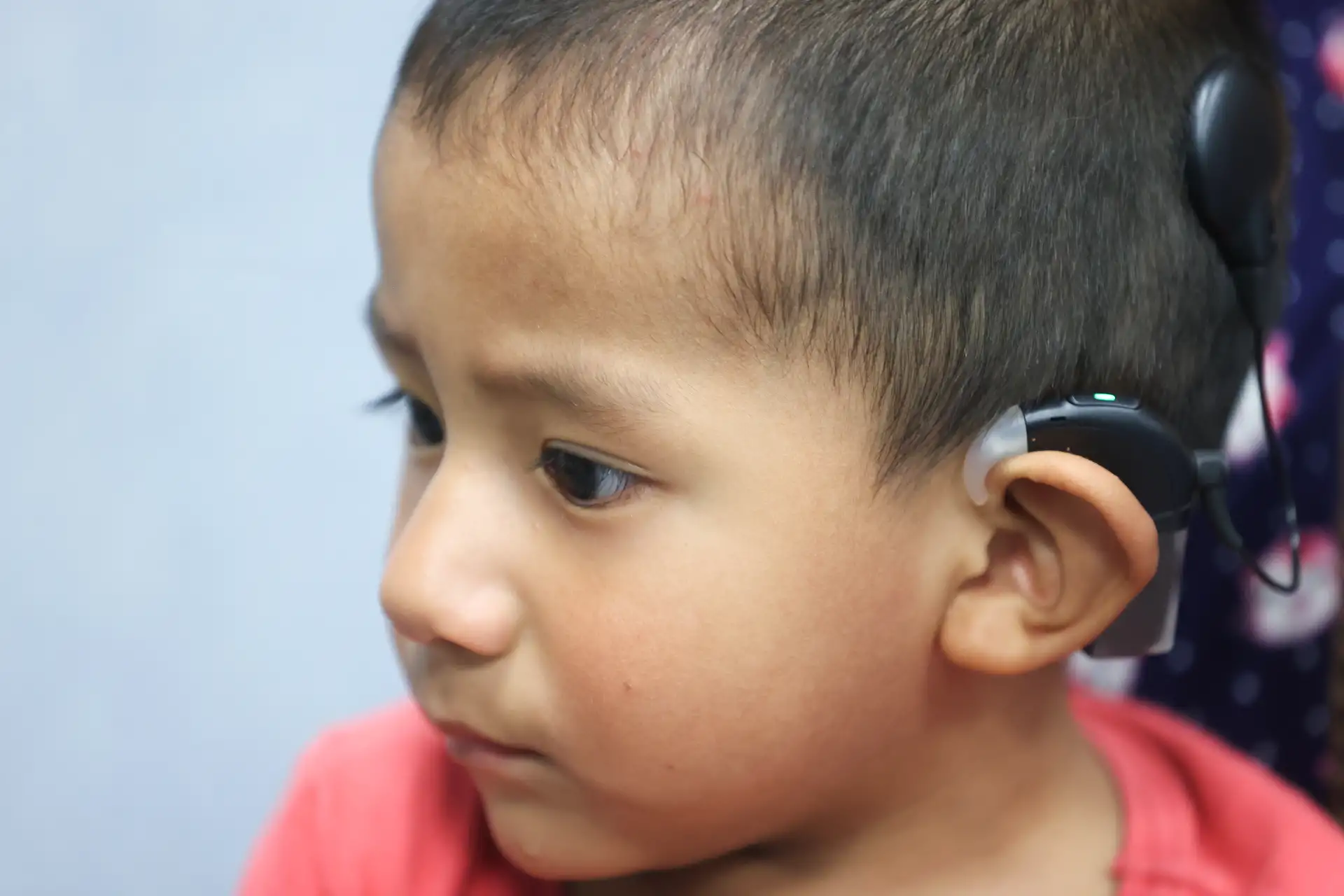 El pequeño Miguel de 2 años  también pudo escuchar hoy por primera vez los sonidos  tras la activación de su implante coclear.  Foto: ANDINA/Melina Mejía