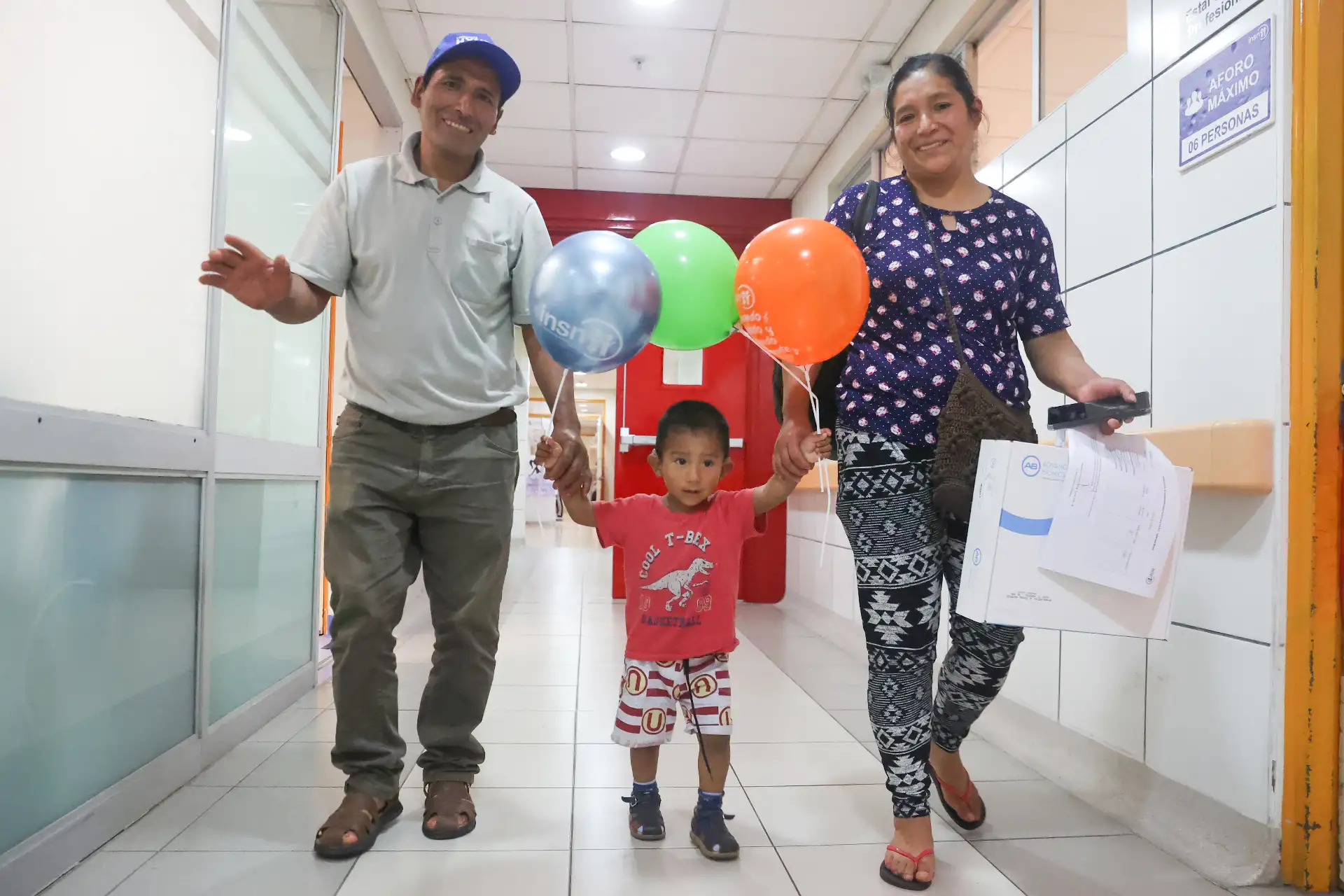 Los padres de Miguel, Edwin Suarez y Gyovana Luna procedentes de Tarma esperaron  con mucha emoción este día, pues tienen además 2 niños mayores con el mismo diagnóstico.   Foto: ANDINA/Melina Mejía