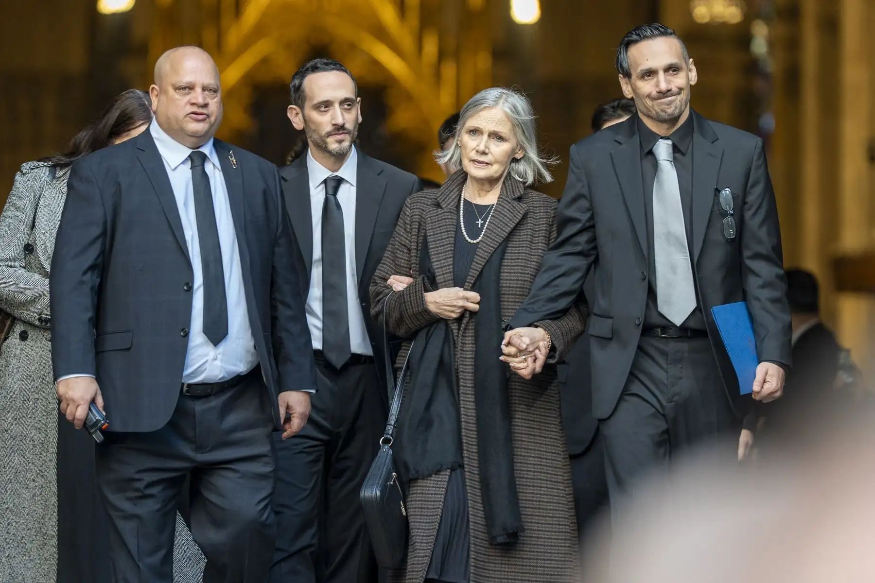 Alejandro Miguel Colón junto Julia Colón Craig , hijo y esposa del fallecido cantante Willie Colón, reaccionan al finalizar una misa pública este lunes, en la Catedral de San Patricio en Nueva York. Foto: EFE