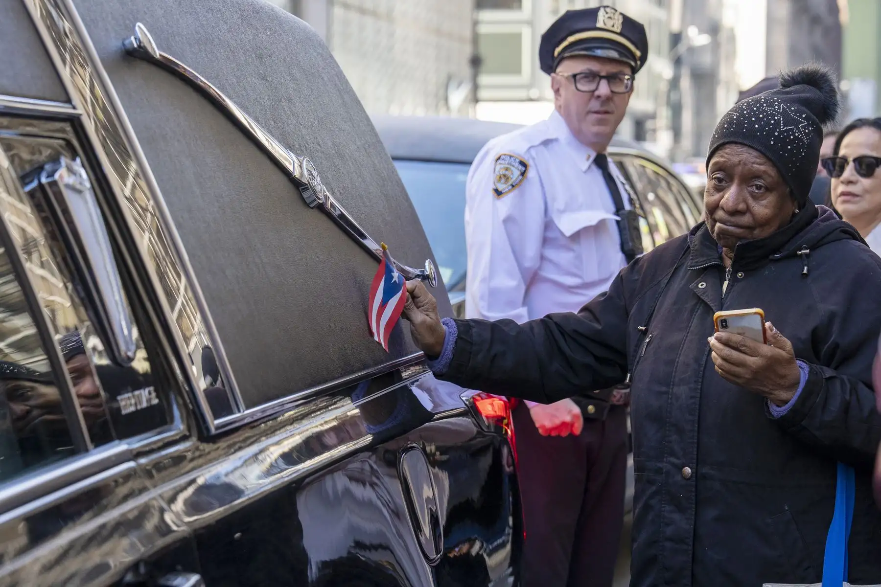 Una mujer despide el féretro del cantante Willie Colón este lunes, al finalizar una misa pública con motivo de su funeral en la Catedral de San Patricio en Nueva York. Foto: EFE