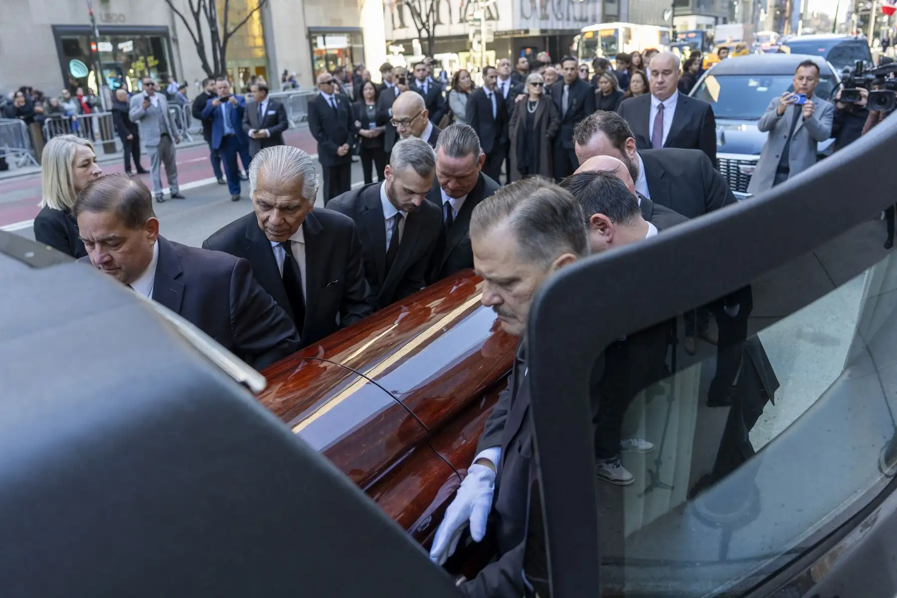 Personas sostienen el féretro del cantante Willie Colón este lunes, al finalizar una misa pública en la Catedral de San Patricio en Nueva York  Foto: EFE
