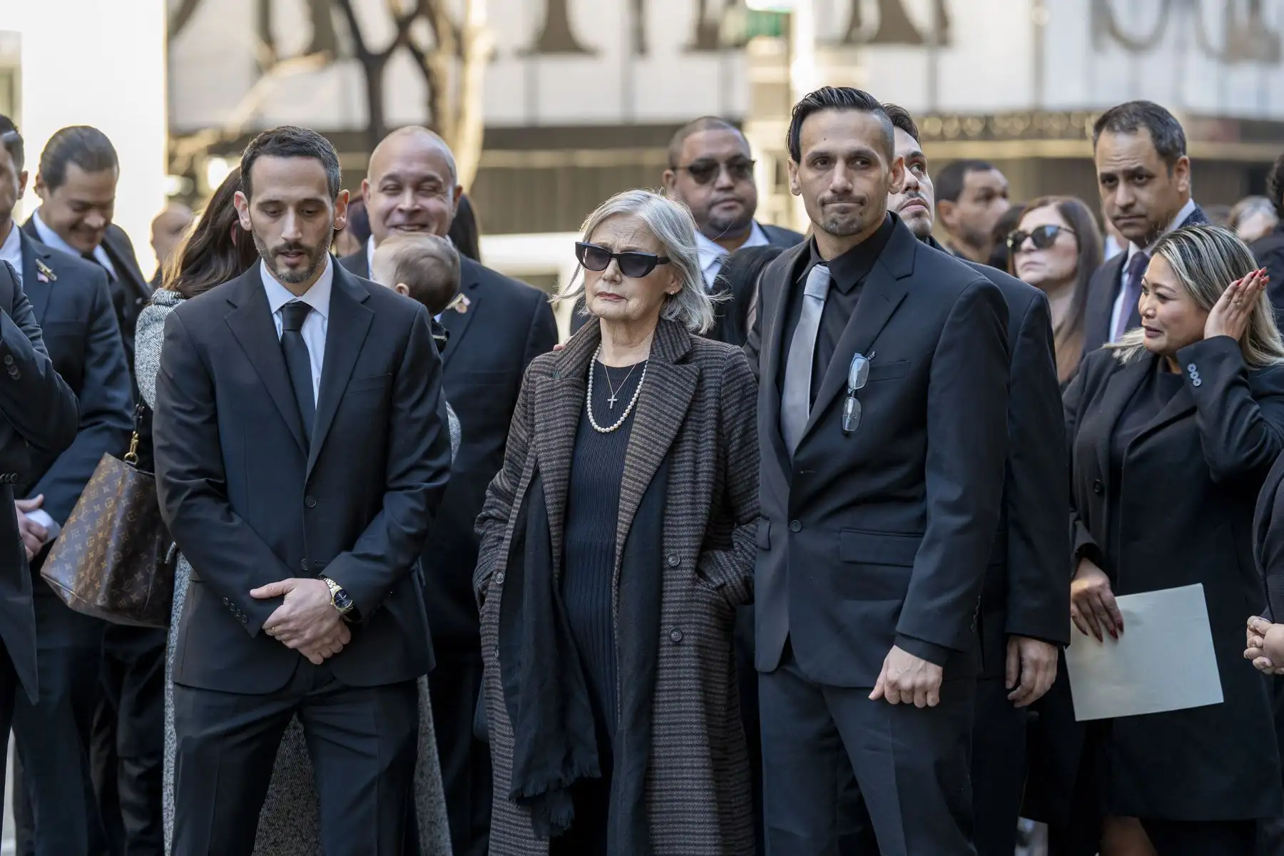 Alejandro Miguel Colón junto Julia Colón Craig , hijo y esposa del fallecido cantante Willie Colón, reaccionan al finalizar una misa pública este lunes, en la Catedral de San Patricio en Nueva York. Foto: EFE