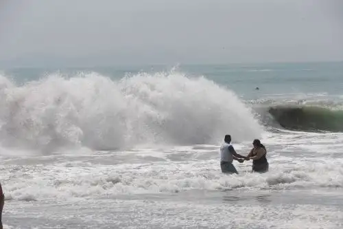 La Marina de Guerra del Perú pidió a los usuarios de las playas de Lima y Callao actuar con precaución ante la presencia de oleajes anómalos que podrían registrarse hasta el 12 de marzo. El fenómeno, asociado a vientos intensos en el litoral, podría generar olas de hasta dos o tres veces su tamaño habitual, por lo que también se dispuso el cierre temporal de varios puertos para prevenir riesgos. Foto: ANDINA/Ricardo Cuba