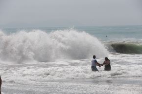 Nosotros estamos acostumbrados a ver un tamaño de ola normal, pero cuando hablamos de moderada intensidad estamos hablando de una ola que tiene el doble de ese tamaño”, manifestó el capitán Marco Bartens, jefe del Departamento de Navegación de la Dirección de Hidrografía y Navegación de la Marina de Guerra del Perú.ANDINA/Ricardo Cuba