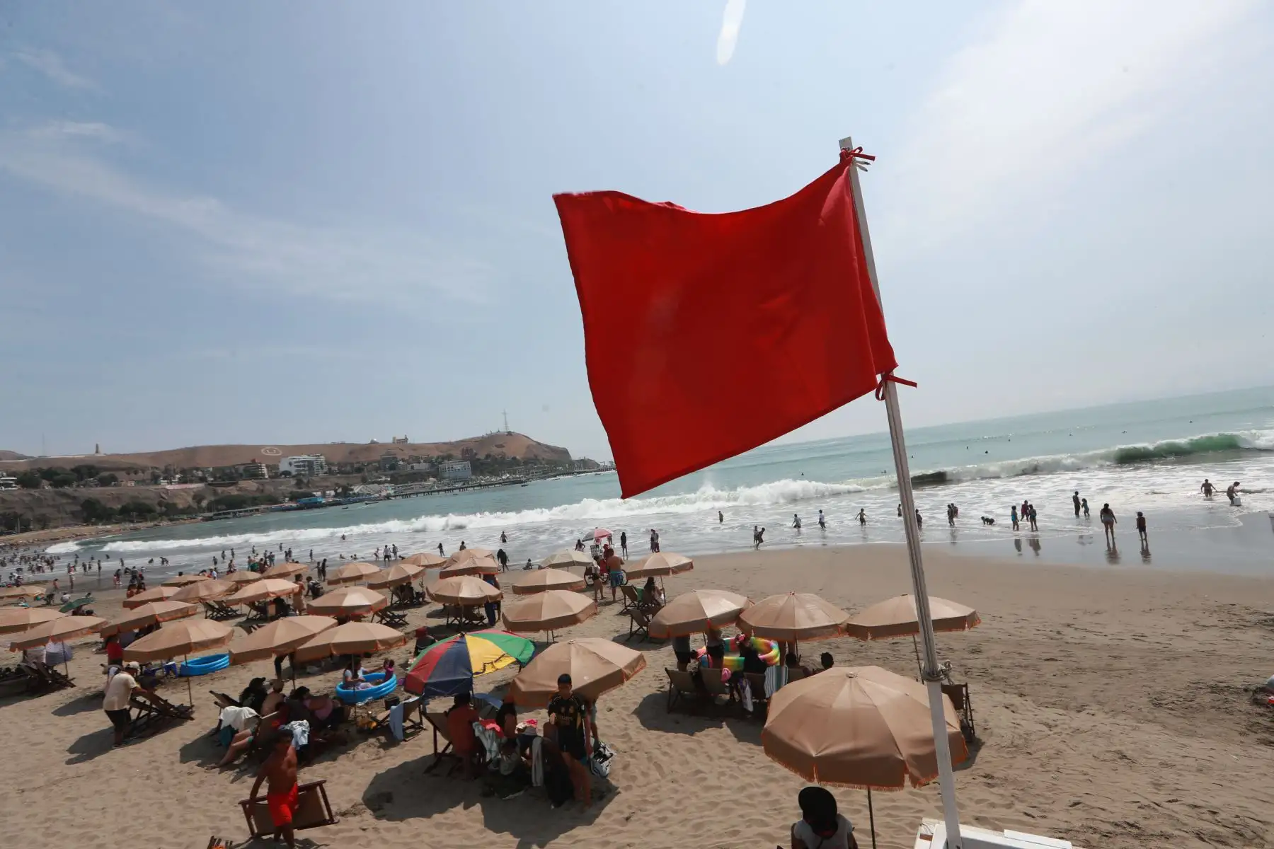 La Marina de Guerra del Perú pidió a los usuarios de las playas de Lima y Callao actuar con precaución ante la presencia de oleajes anómalos que podrían registrarse hasta el 12 de marzo. El fenómeno, asociado a vientos intensos en el litoral, podría generar olas de hasta dos o tres veces su tamaño habitual, por lo que también se dispuso el cierre temporal de varios puertos para prevenir riesgos. Foto: ANDINA/Ricardo Cuba