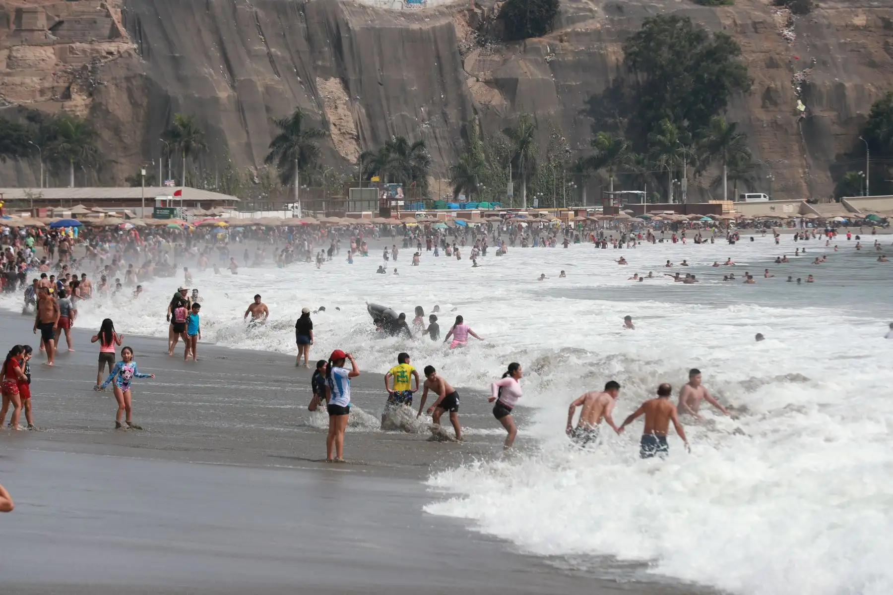 A pesar de la advertencia emitida por las autoridades marítimas, varios visitantes acudieron a distintas playas de Lima y Callao para disfrutar del mar y del clima veraniego durante la jornada. Foto: ANDINA/Ricardo Cuba
