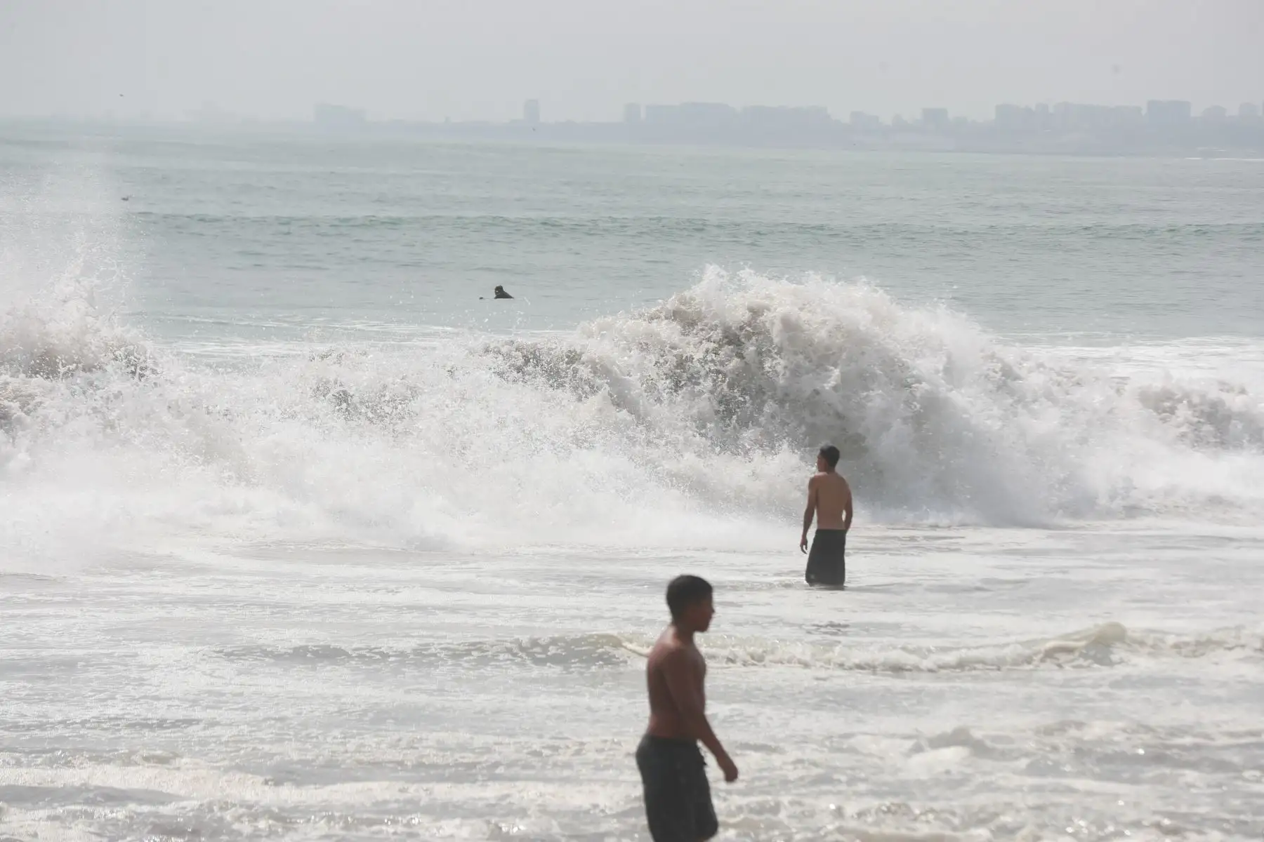 En algunas playas, personal de salvataje y seguridad permaneció atento para orientar a los bañistas y advertir sobre los riesgos asociados a este fenómeno marítimo. Foto: ANDINA/Ricardo Cuba