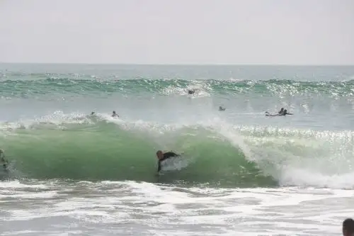 Algunos tablistas acuden a playas, pese a advertencia de oleajes. Foto: ANDINA/Ricardo Cuba