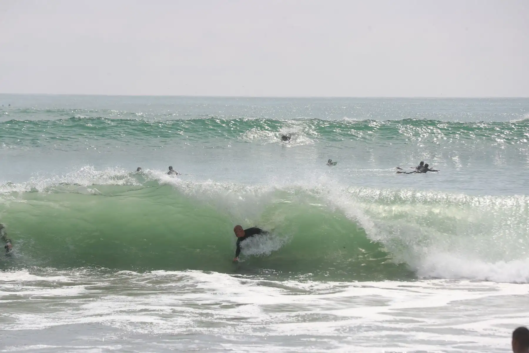 Algunos bañistas acuden a playas, pese a advertencia de oleajes. Foto: ANDINA/Ricardo Cuba