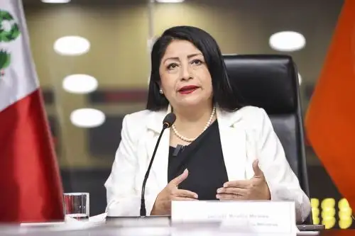 La presidenta del Consejo de Ministros, Denisse Miralles, recibe el reporte sobre la situación de las lluvias que se registran en distintas zonas del país. Foto: ANDINA/Difusión