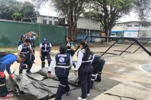 Los especialistas realizaron el despliegue e instalación de la infraestructura móvil en la región Piura. Foto: Minsa