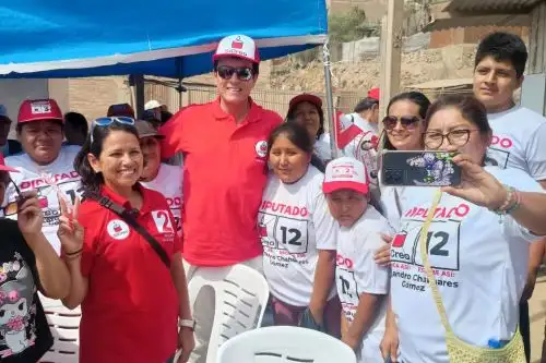 El candidato presidencial del partido SíCreo, Carlos Espá,realizó campaña en Arequipa.