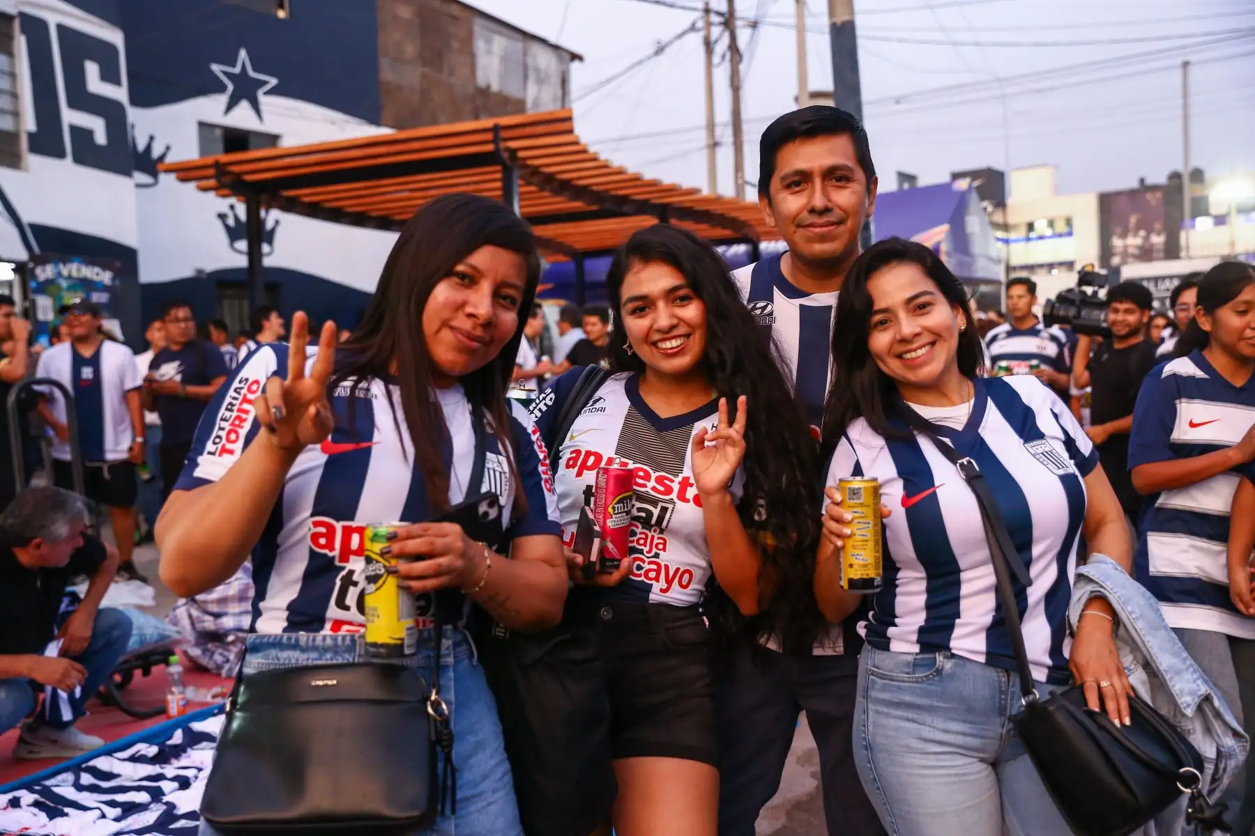 Hinchas de Alianza Lima llegaron al Estadio Alejandro Villanueva, en Matute, para alentar a su equipo antes del partido frente a FBC Melgar por el Torneo Apertura de la Liga 1 2026. En los exteriores del recinto se vivió un ambiente festivo, con aficionados que lucieron camisetas blanquiazules, banderas y cánticos, mientras aguardaban el inicio del encuentro programado para la noche en el recinto victoriano. Foto: ANDINA/Ricardo Cuba