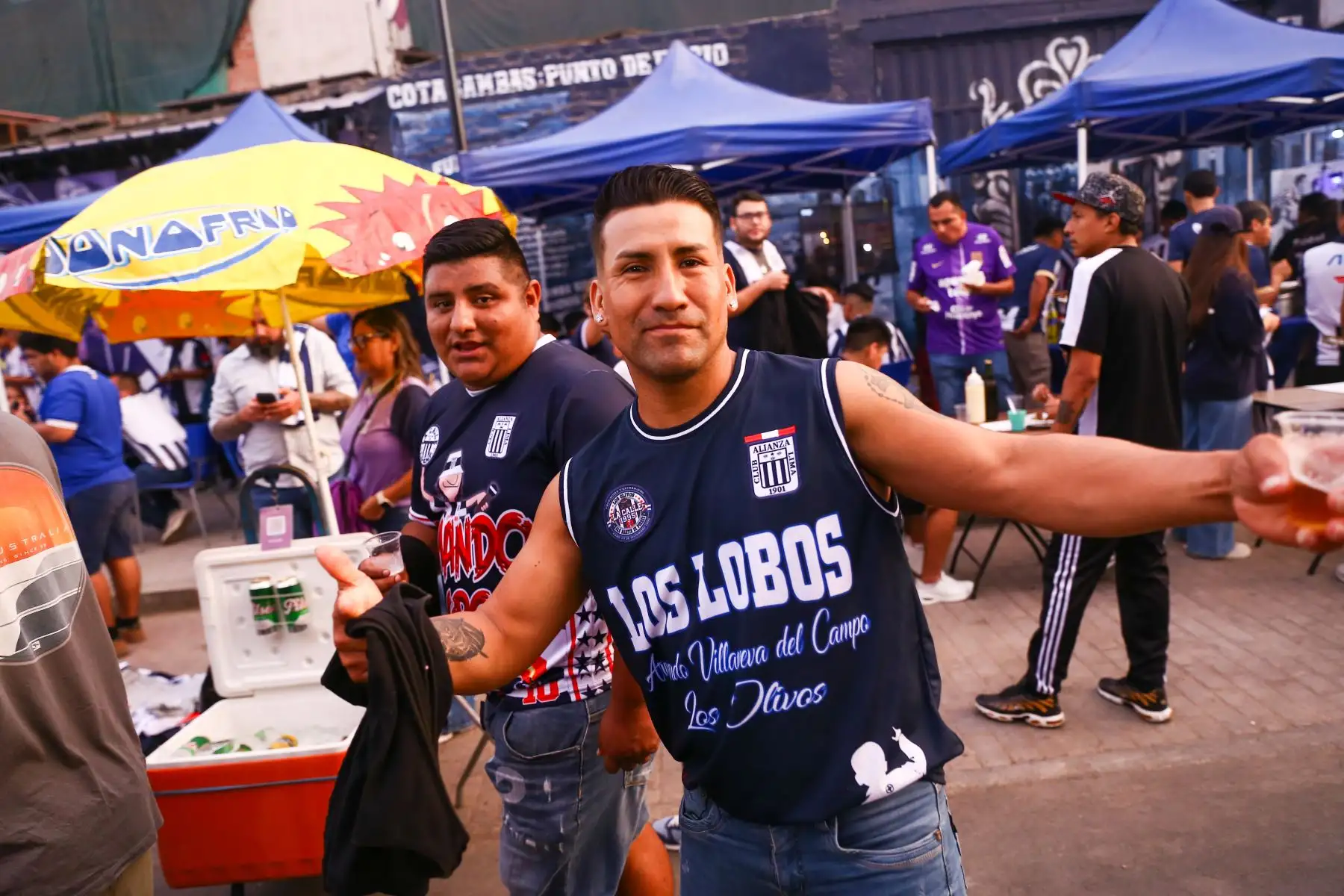 Hinchas de Alianza Lima llegaron al Estadio Alejandro Villanueva, en Matute, para alentar a su equipo antes del partido frente a FBC Melgar por el Torneo Apertura de la Liga 1 2026. En los exteriores del recinto se vivió un ambiente festivo, con aficionados que lucieron camisetas blanquiazules, banderas y cánticos, mientras aguardaban el inicio del encuentro programado para la noche en el recinto victoriano. Foto: ANDINA/Ricardo Cuba