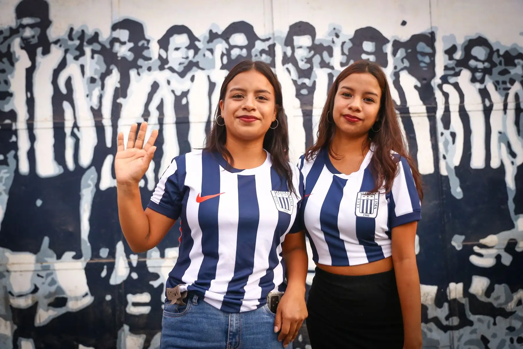 Hinchas de Alianza Lima llegaron al Estadio Alejandro Villanueva, en Matute, para alentar a su equipo antes del partido frente a FBC Melgar por el Torneo Apertura de la Liga 1 2026. En los exteriores del recinto se vivió un ambiente festivo, con aficionados que lucieron camisetas blanquiazules, banderas y cánticos, mientras aguardaban el inicio del encuentro programado para la noche en el recinto victoriano. Foto: ANDINA/Ricardo Cuba