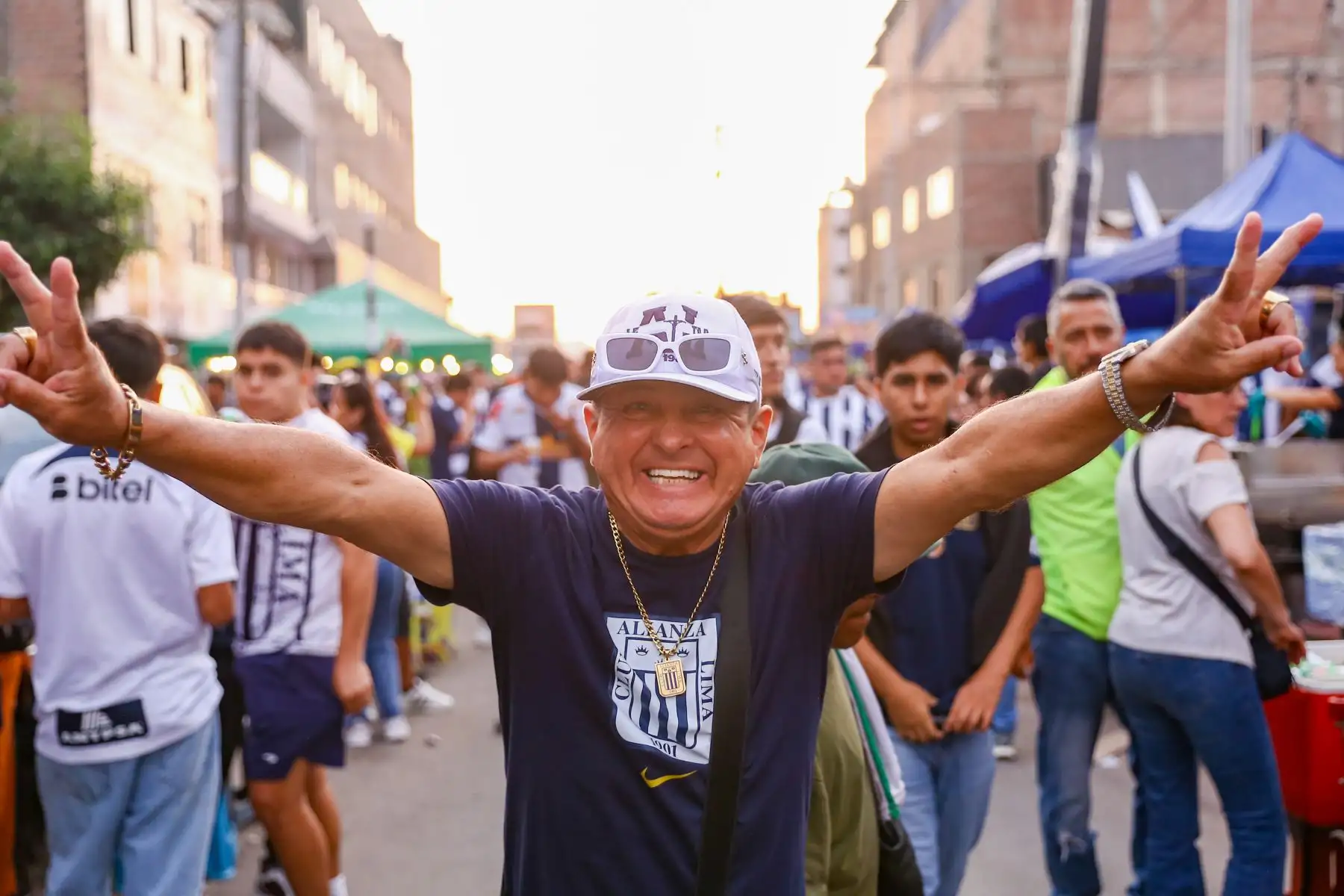 Hinchas de Alianza Lima llegaron al Estadio Alejandro Villanueva, en Matute, para alentar a su equipo antes del partido frente a FBC Melgar por el Torneo Apertura de la Liga 1 2026. En los exteriores del recinto se vivió un ambiente festivo, con aficionados que lucieron camisetas blanquiazules, banderas y cánticos, mientras aguardaban el inicio del encuentro programado para la noche en el recinto victoriano. Foto: ANDINA/Ricardo Cuba