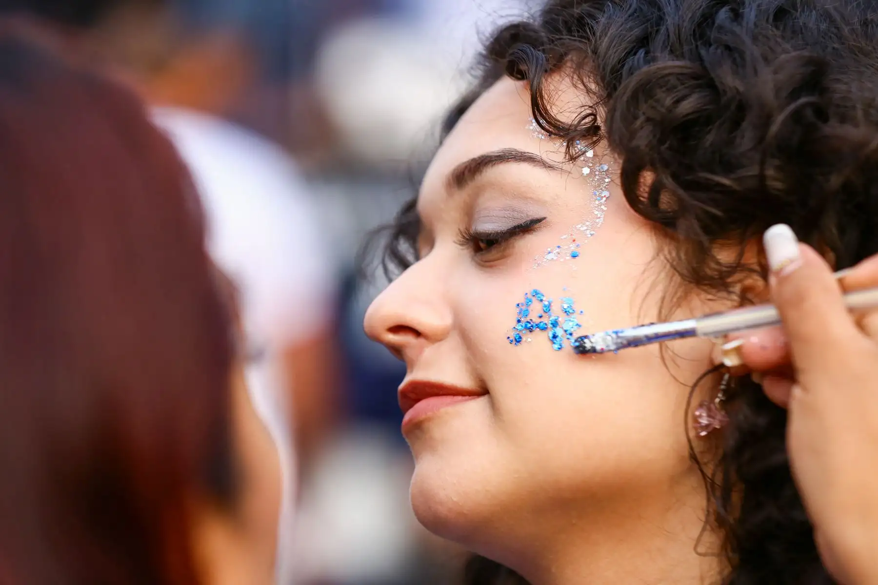 Hinchas de Alianza Lima llegaron al Estadio Alejandro Villanueva, en Matute, para alentar a su equipo antes del partido frente a FBC Melgar por el Torneo Apertura de la Liga 1 2026. En los exteriores del recinto se vivió un ambiente festivo, con aficionados que lucieron camisetas blanquiazules, banderas y cánticos, mientras aguardaban el inicio del encuentro programado para la noche en el recinto victoriano. Foto: ANDINA/Ricardo Cuba