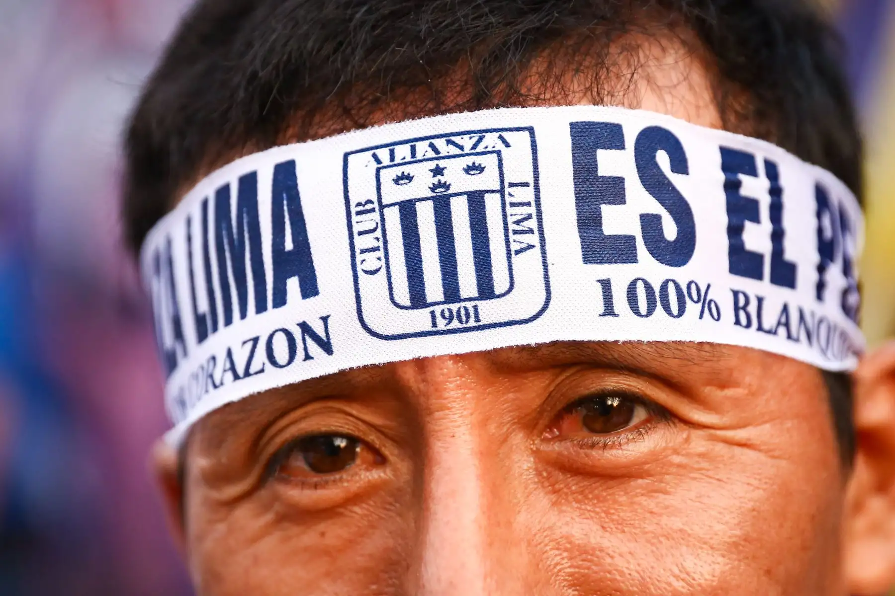 Hinchas de Alianza Lima llegaron al Estadio Alejandro Villanueva, en Matute, para alentar a su equipo antes del partido frente a FBC Melgar por el Torneo Apertura de la Liga 1 2026. En los exteriores del recinto se vivió un ambiente festivo, con aficionados que lucieron camisetas blanquiazules, banderas y cánticos, mientras aguardaban el inicio del encuentro programado para la noche en el recinto victoriano. Foto: ANDINA/Ricardo Cuba