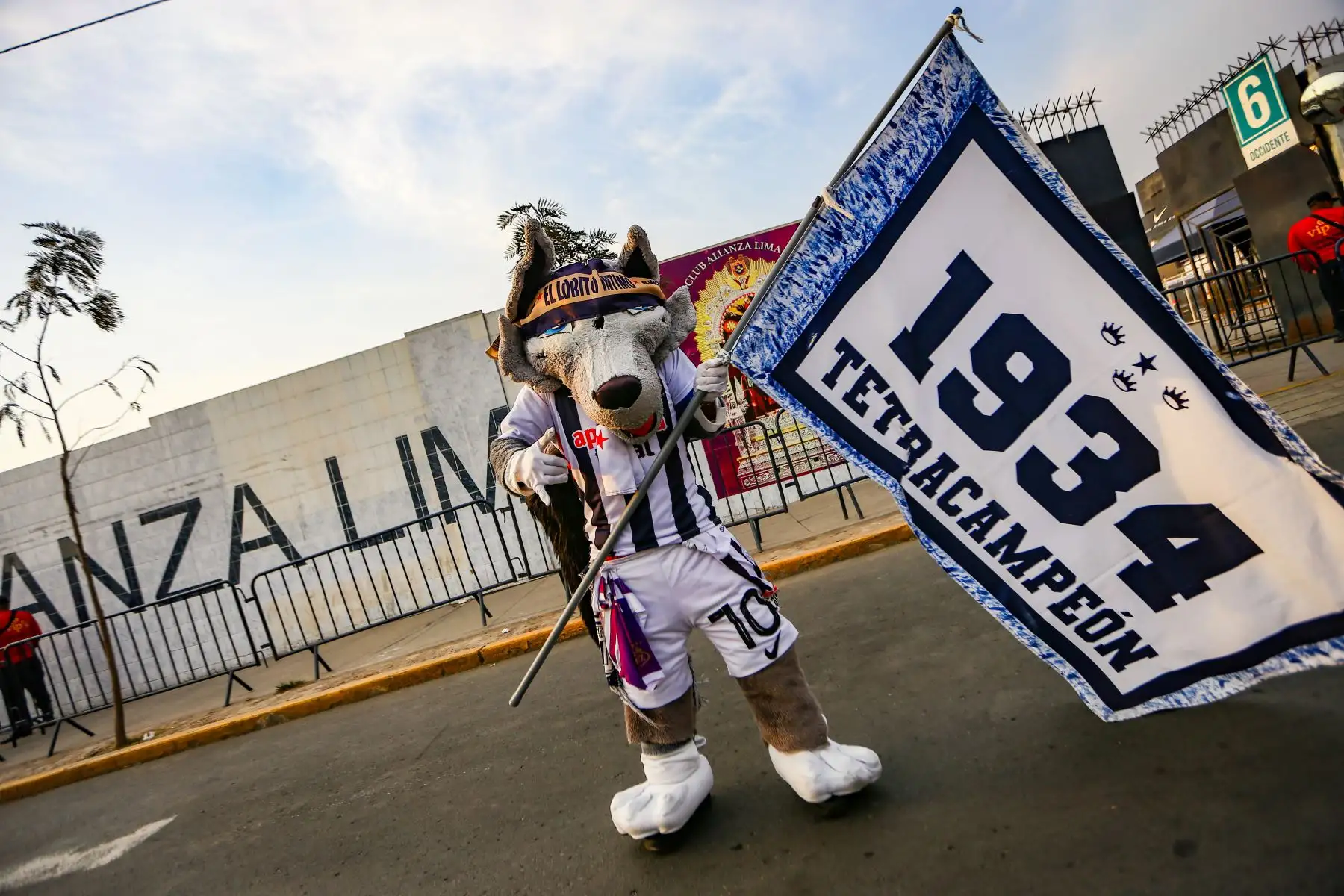 Hinchas de Alianza Lima llegaron al Estadio Alejandro Villanueva, en Matute, para alentar a su equipo antes del partido frente a FBC Melgar por el Torneo Apertura de la Liga 1 2026. En los exteriores del recinto se vivió un ambiente festivo, con aficionados que lucieron camisetas blanquiazules, banderas y cánticos, mientras aguardaban el inicio del encuentro programado para la noche en el recinto victoriano. Foto: ANDINA/Ricardo Cuba