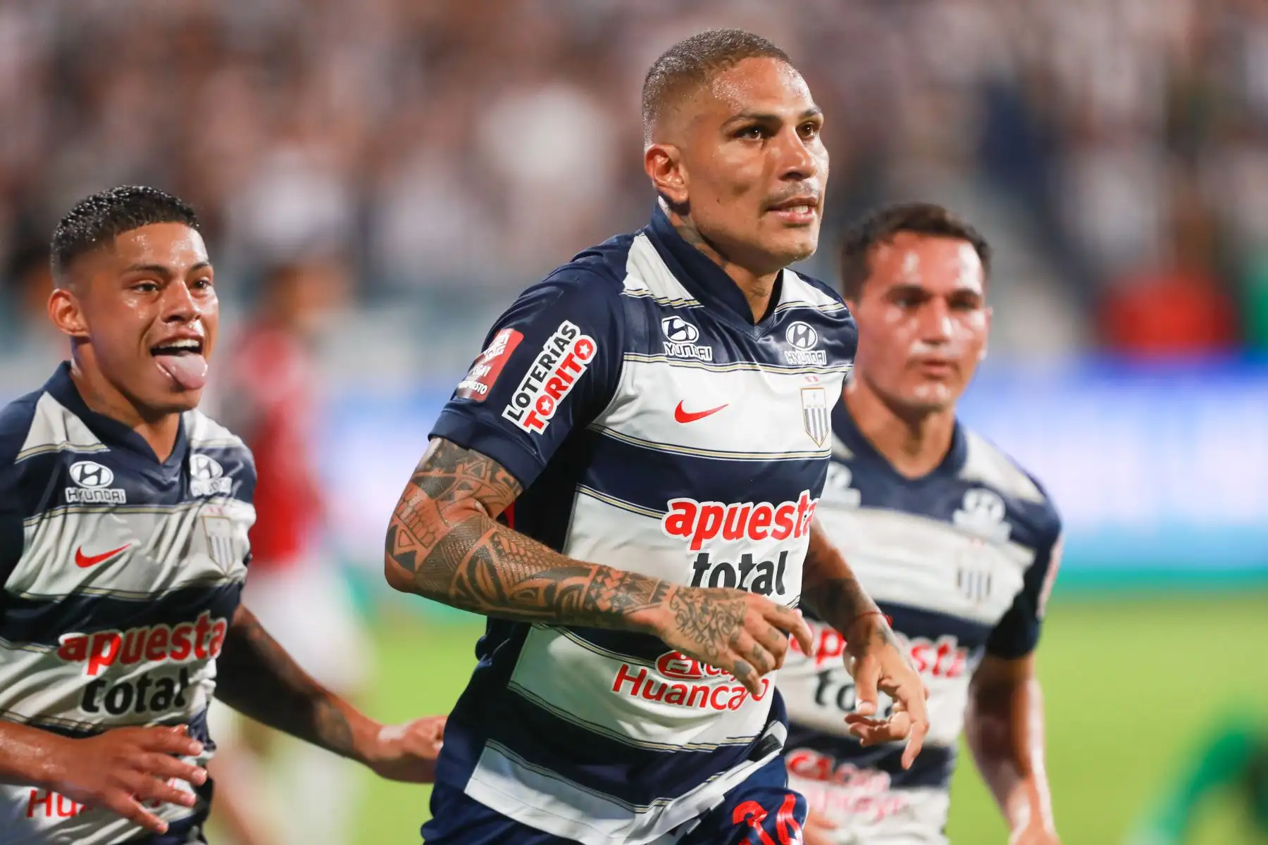 Paolo Guerrero celebra la apertura del marcador en el estadio de Matute. Foto: ANDINA/Ricardo Cuba