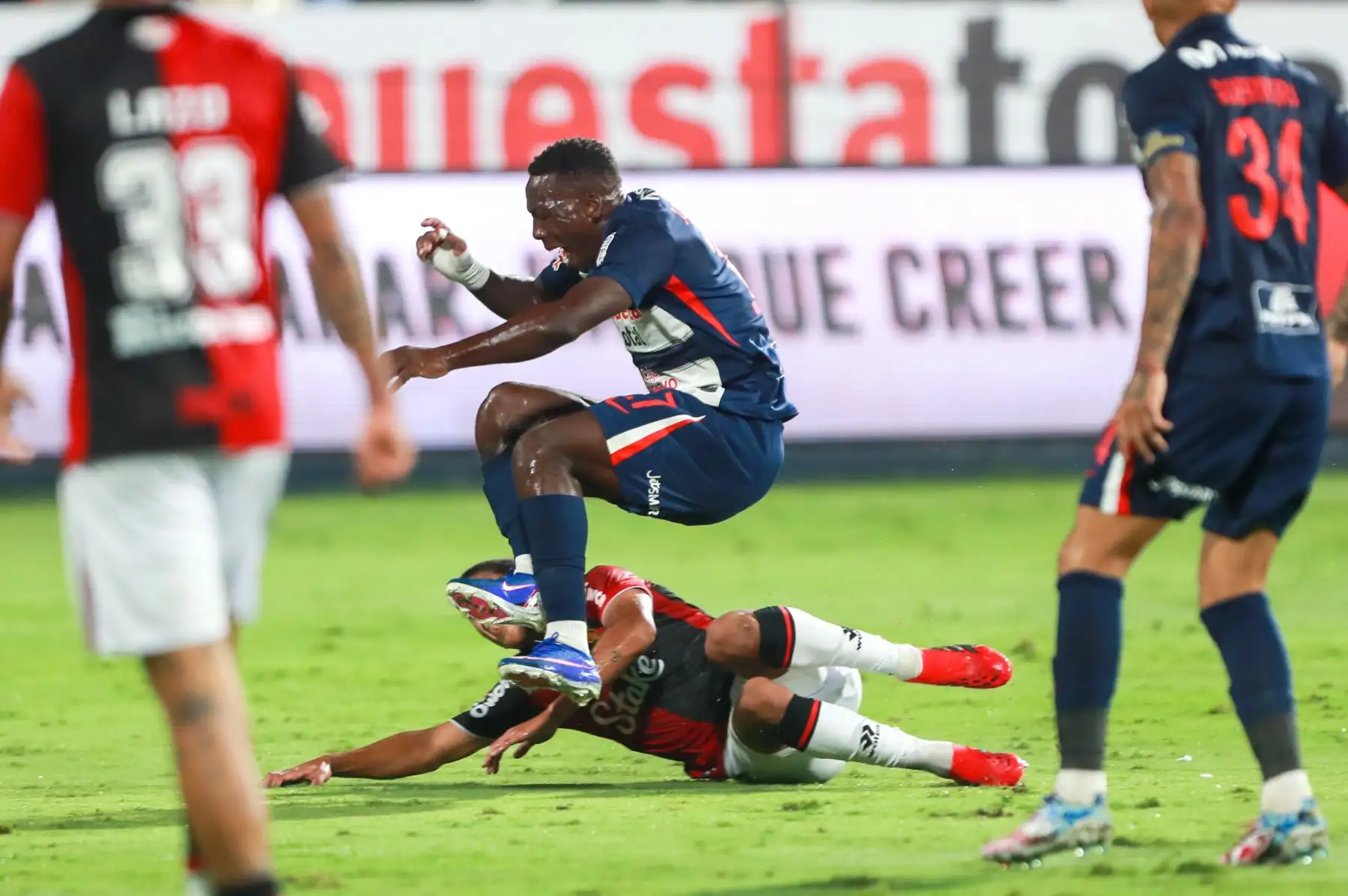 Alianza Lima derrotó 3-1 a FBC Melgar en el estadio Alejandro Villanueva, en Matute, por la jornada 6 del Torneo Apertura de la Liga 1. Paolo Guerrero abrió el marcador a los 30 minutos, mientras que Jhonny Vidales igualó para el conjunto arequipeño a los 44’ mediante tiro penal. En la segunda mitad, Jairo Vélez (66’) y Renzo Garcés (84’) aseguraron la victoria blanquiazul. Foto: ANDINA/Ricardo Cuba