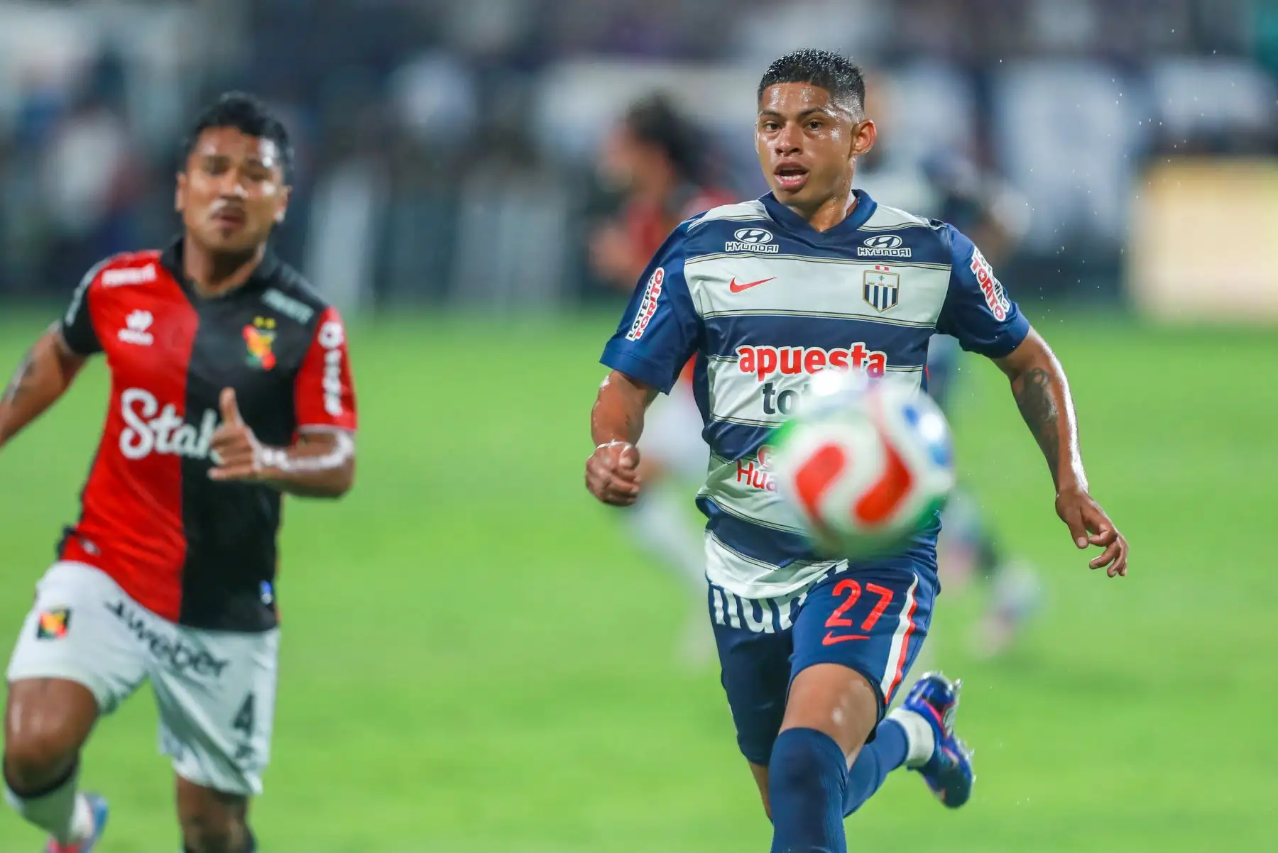 Alianza Lima derrotó 3-1 a FBC Melgar en el estadio Alejandro Villanueva, en Matute, por la jornada 6 del Torneo Apertura de la Liga 1. Paolo Guerrero abrió el marcador a los 30 minutos, mientras que Jhonny Vidales igualó para el conjunto arequipeño a los 44’ mediante tiro penal. En la segunda mitad, Jairo Vélez (66’) y Renzo Garcés (84’) aseguraron la victoria blanquiazul. Foto: ANDINA/Ricardo Cuba