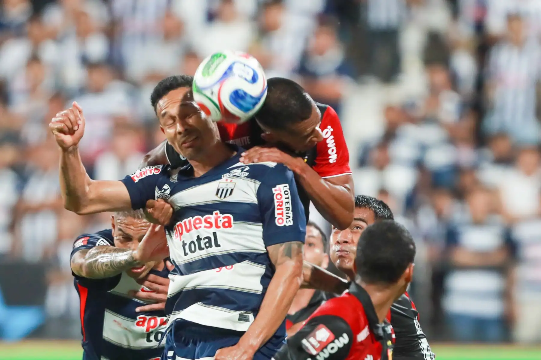 Alianza Lima derrotó 3-1 a FBC Melgar en el estadio Alejandro Villanueva, en Matute, por la jornada 6 del Torneo Apertura de la Liga 1. Paolo Guerrero abrió el marcador a los 30 minutos, mientras que Jhonny Vidales igualó para el conjunto arequipeño a los 44’ mediante tiro penal. En la segunda mitad, Jairo Vélez (66’) y Renzo Garcés (84’) aseguraron la victoria blanquiazul. Foto: ANDINA/Ricardo Cuba