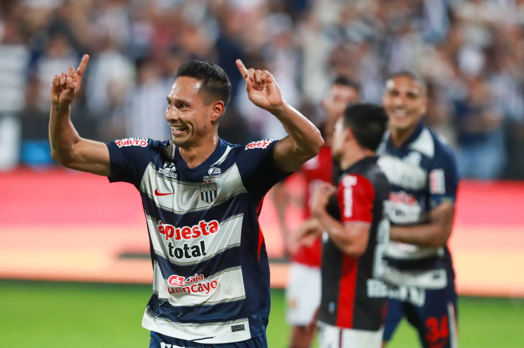 Alianza Lima derrotó 3-1 a FBC Melgar en el estadio Alejandro Villanueva, en Matute, por la jornada 6 del Torneo Apertura de la Liga 1. Paolo Guerrero abrió el marcador a los 30 minutos, mientras que Jhonny Vidales igualó para el conjunto arequipeño a los 44’ mediante tiro penal. En la segunda mitad, Jairo Vélez (66’) y Renzo Garcés (84’) aseguraron la victoria blanquiazul. Foto: ANDINA/Ricardo Cuba