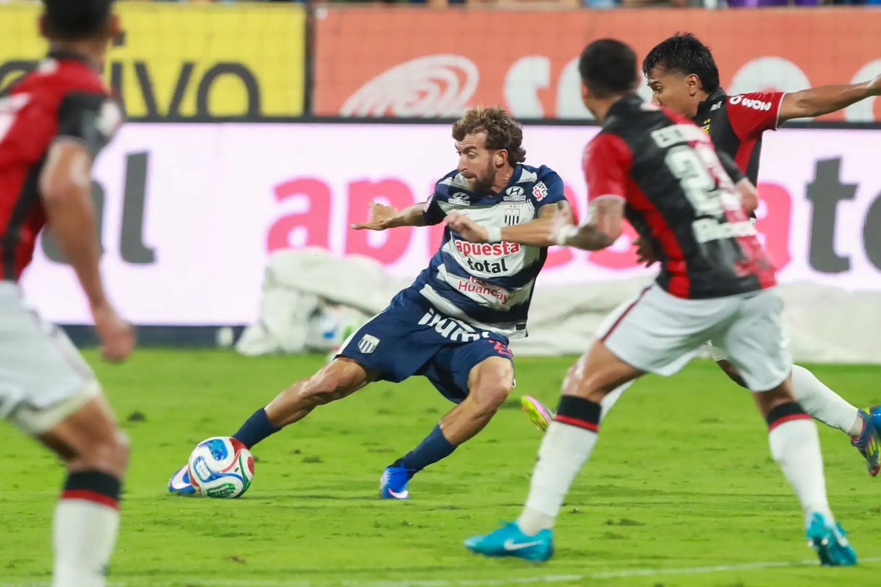 Alianza Lima derrotó 3-1 a FBC Melgar en el estadio Alejandro Villanueva, en Matute, por la jornada 6 del Torneo Apertura de la Liga 1. Paolo Guerrero abrió el marcador a los 30 minutos, mientras que Jhonny Vidales igualó para el conjunto arequipeño a los 44’ mediante tiro penal. En la segunda mitad, Jairo Vélez (66’) y Renzo Garcés (84’) aseguraron la victoria blanquiazul. Foto: ANDINA/Ricardo Cuba
