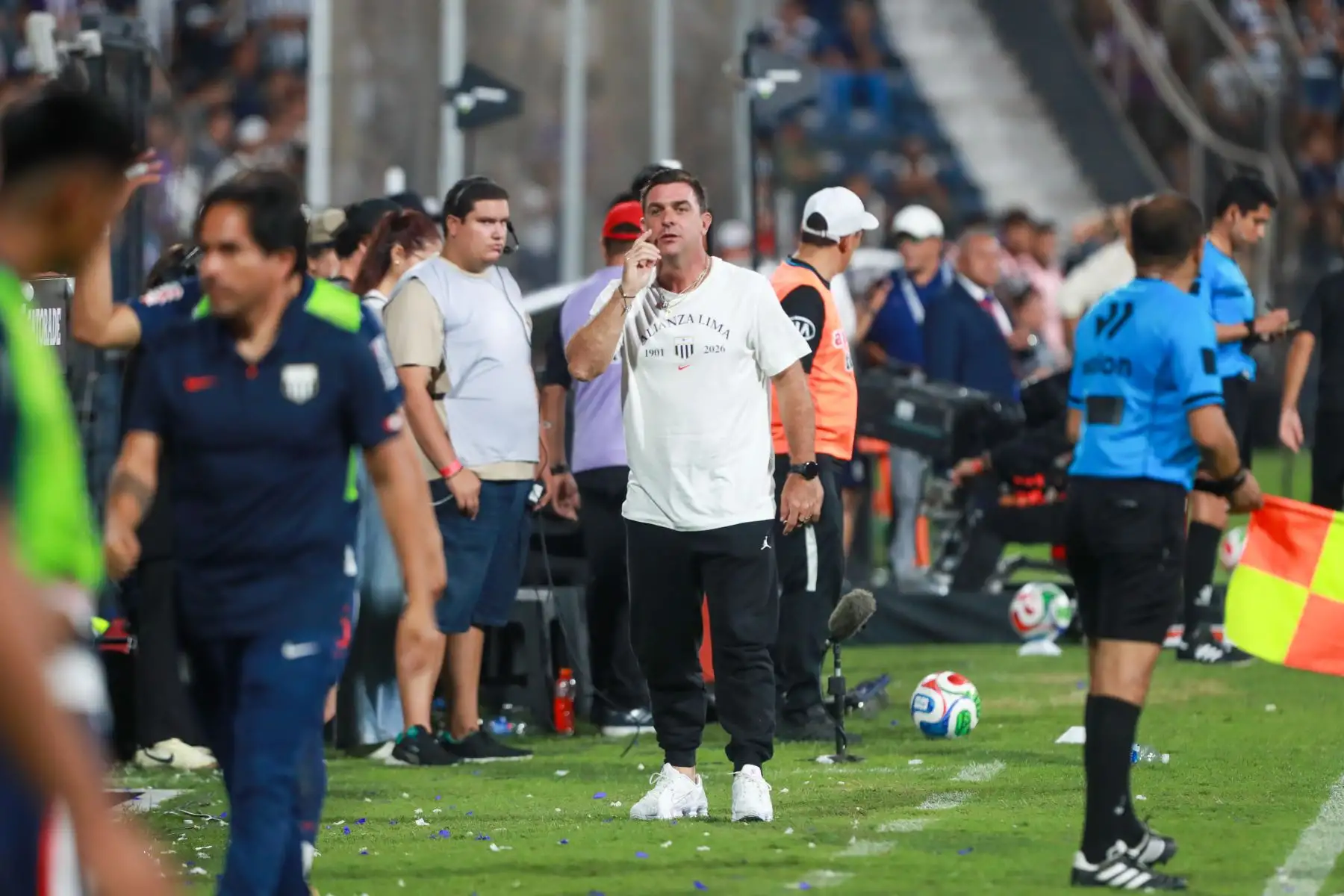 Alianza Lima derrotó 3-1 a FBC Melgar en el estadio Alejandro Villanueva, en Matute, por la jornada 6 del Torneo Apertura de la Liga 1. Paolo Guerrero abrió el marcador a los 30 minutos, mientras que Jhonny Vidales igualó para el conjunto arequipeño a los 44’ mediante tiro penal. En la segunda mitad, Jairo Vélez (66’) y Renzo Garcés (84’) aseguraron la victoria blanquiazul. Foto: ANDINA/Ricardo Cuba