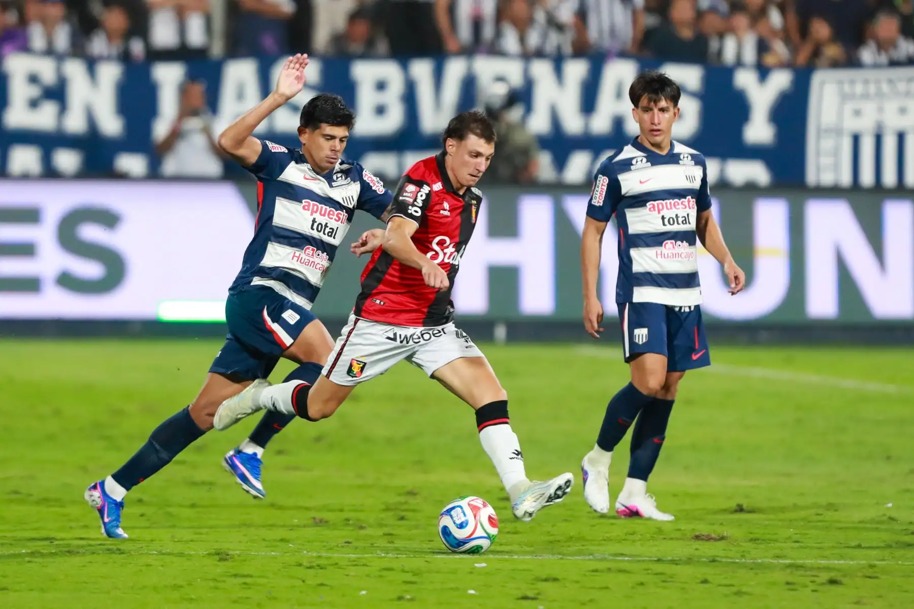 Alianza Lima derrotó 3-1 a FBC Melgar en el estadio Alejandro Villanueva, en Matute, por la jornada 6 del Torneo Apertura de la Liga 1. Paolo Guerrero abrió el marcador a los 30 minutos, mientras que Jhonny Vidales igualó para el conjunto arequipeño a los 44’ mediante tiro penal. En la segunda mitad, Jairo Vélez (66’) y Renzo Garcés (84’) aseguraron la victoria blanquiazul. Foto: ANDINA/Ricardo Cuba
