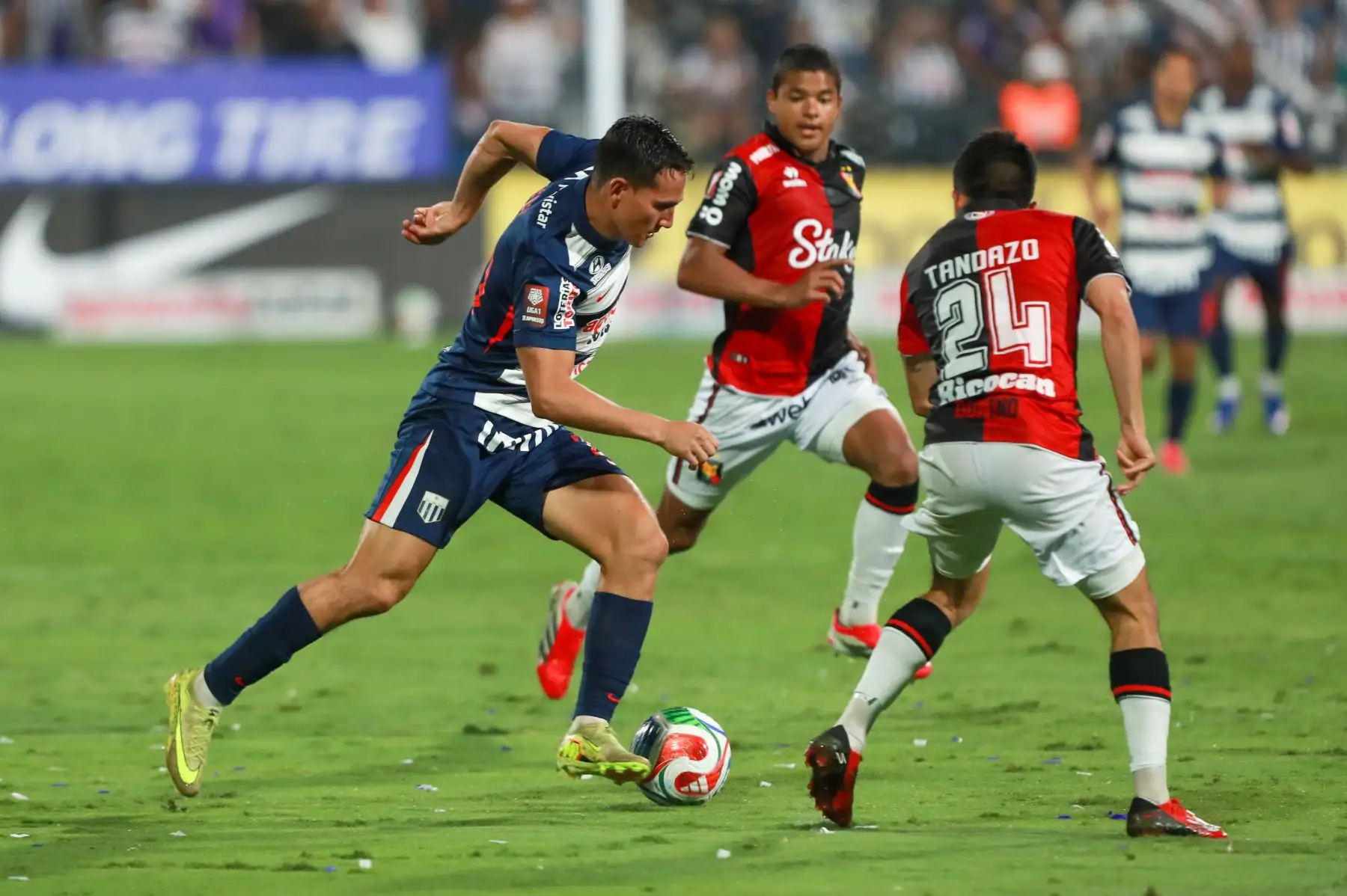 Alianza Lima derrotó 3-1 a FBC Melgar en el estadio Alejandro Villanueva, en Matute, por la jornada 6 del Torneo Apertura de la Liga 1. Paolo Guerrero abrió el marcador a los 30 minutos, mientras que Jhonny Vidales igualó para el conjunto arequipeño a los 44’ mediante tiro penal. En la segunda mitad, Jairo Vélez (66’) y Renzo Garcés (84’) aseguraron la victoria blanquiazul. Foto: ANDINA/Ricardo Cuba