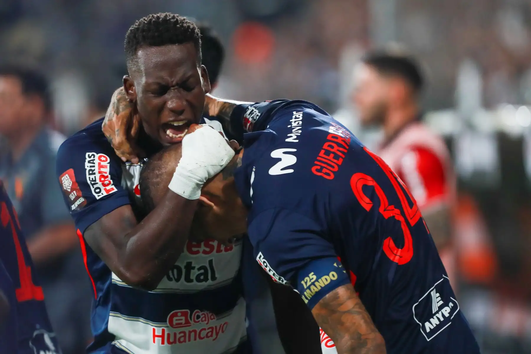 Alianza Lima derrotó 3-1 a FBC Melgar en el estadio Alejandro Villanueva, en Matute, por la jornada 6 del Torneo Apertura de la Liga 1. Paolo Guerrero abrió el marcador a los 30 minutos, mientras que Jhonny Vidales igualó para el conjunto arequipeño a los 44’ mediante tiro penal. En la segunda mitad, Jairo Vélez (66’) y Renzo Garcés (84’) aseguraron la victoria blanquiazul. Foto: ANDINA/Ricardo Cuba