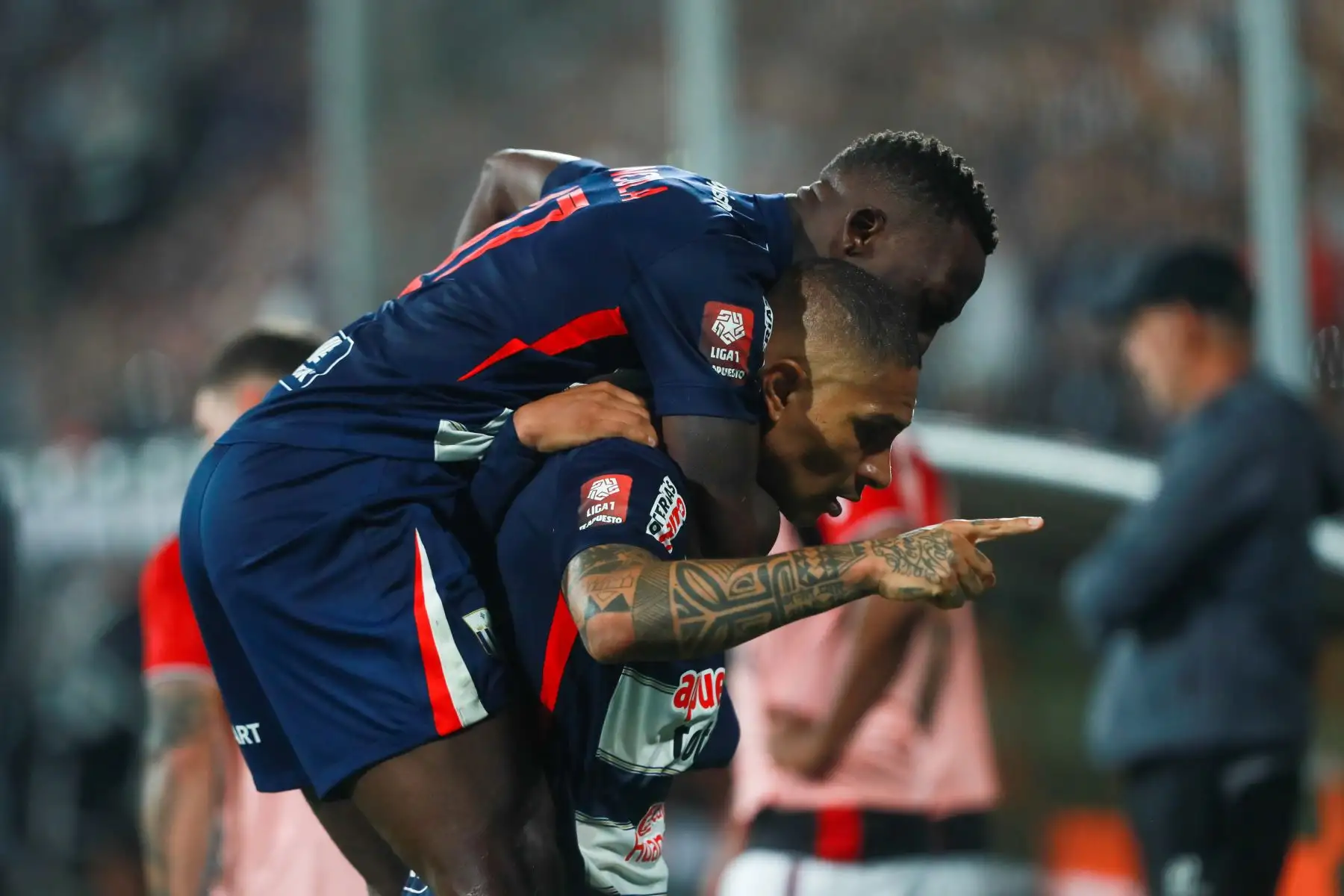 Alianza Lima derrotó 3-1 a FBC Melgar en el estadio Alejandro Villanueva, en Matute, por la jornada 6 del Torneo Apertura de la Liga 1. Paolo Guerrero abrió el marcador a los 30 minutos, mientras que Jhonny Vidales igualó para el conjunto arequipeño a los 44’ mediante tiro penal. En la segunda mitad, Jairo Vélez (66’) y Renzo Garcés (84’) aseguraron la victoria blanquiazul. Foto: ANDINA/Ricardo Cuba